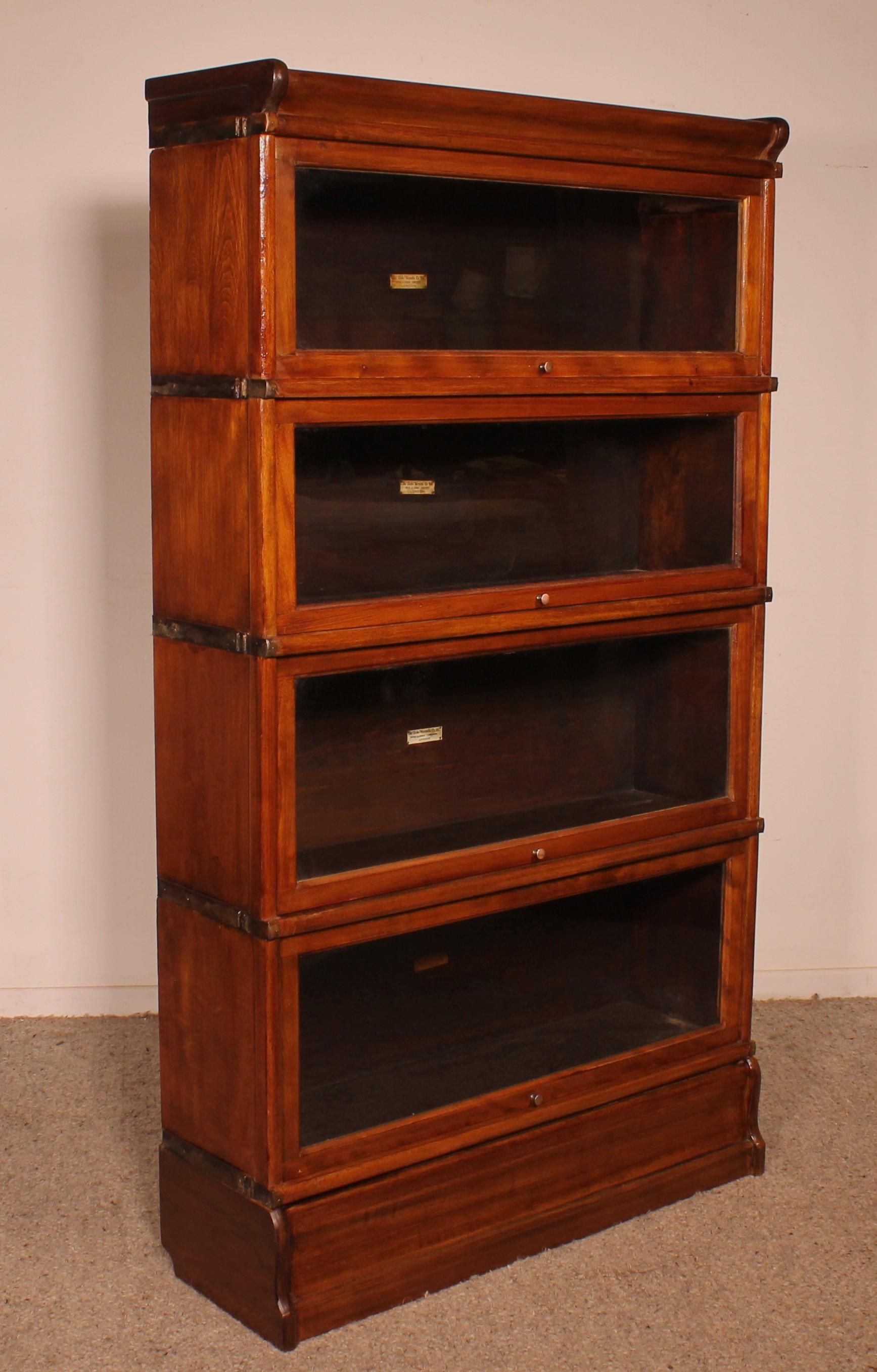 Elegant Globe Wernicke London mahogany bookcase from the end of the 19th century - Early 20th century  from England which has 4 elements

Small model which is composed of a molded base and top and 4 glazed elements

The windows slide inside the