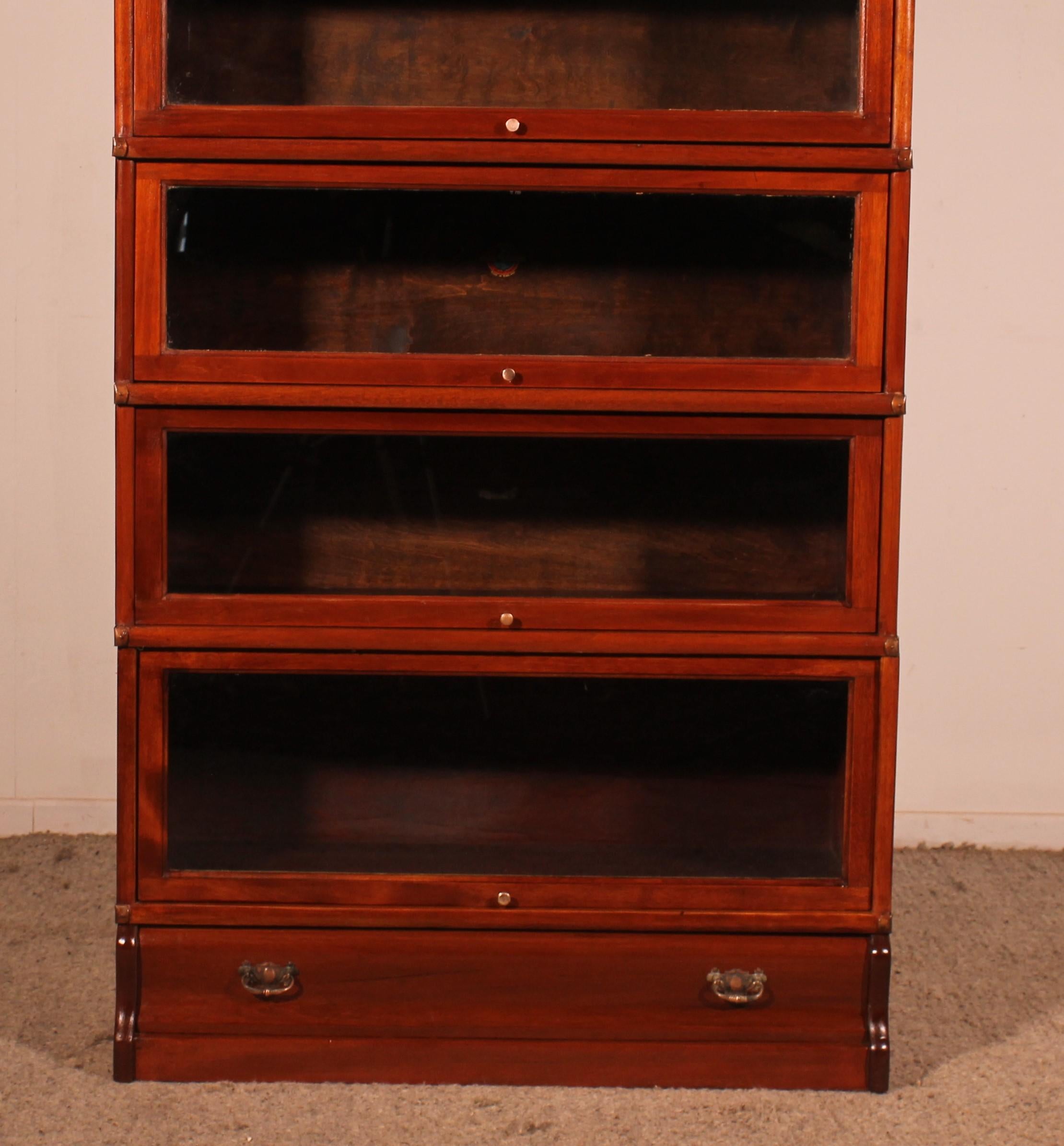 Elegant Globe Wernicke London mahogany bookcase from the end of the 19th century - Early 20th century  from England which has 6 elements
and a drawer in it's base
big model which is composed of a molded base and top and 6 glazed elements

The