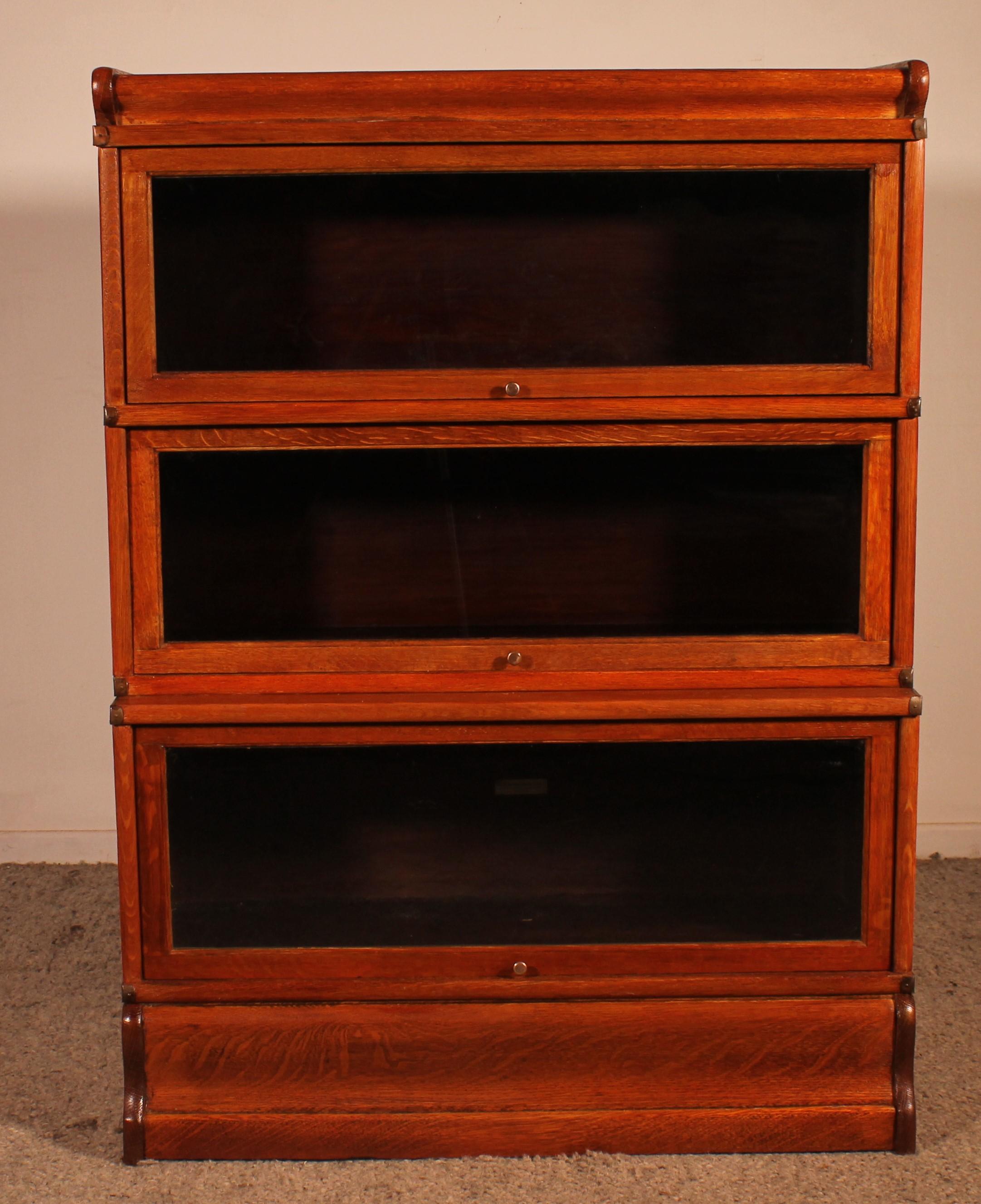 Elegant Globe Wernicke London bookcase in oak from the end of the 19th century - Early 20th century  from England which has 3 elements
It has a lower advanced part which is unusual and practical
Small model which is composed of a molded base and top