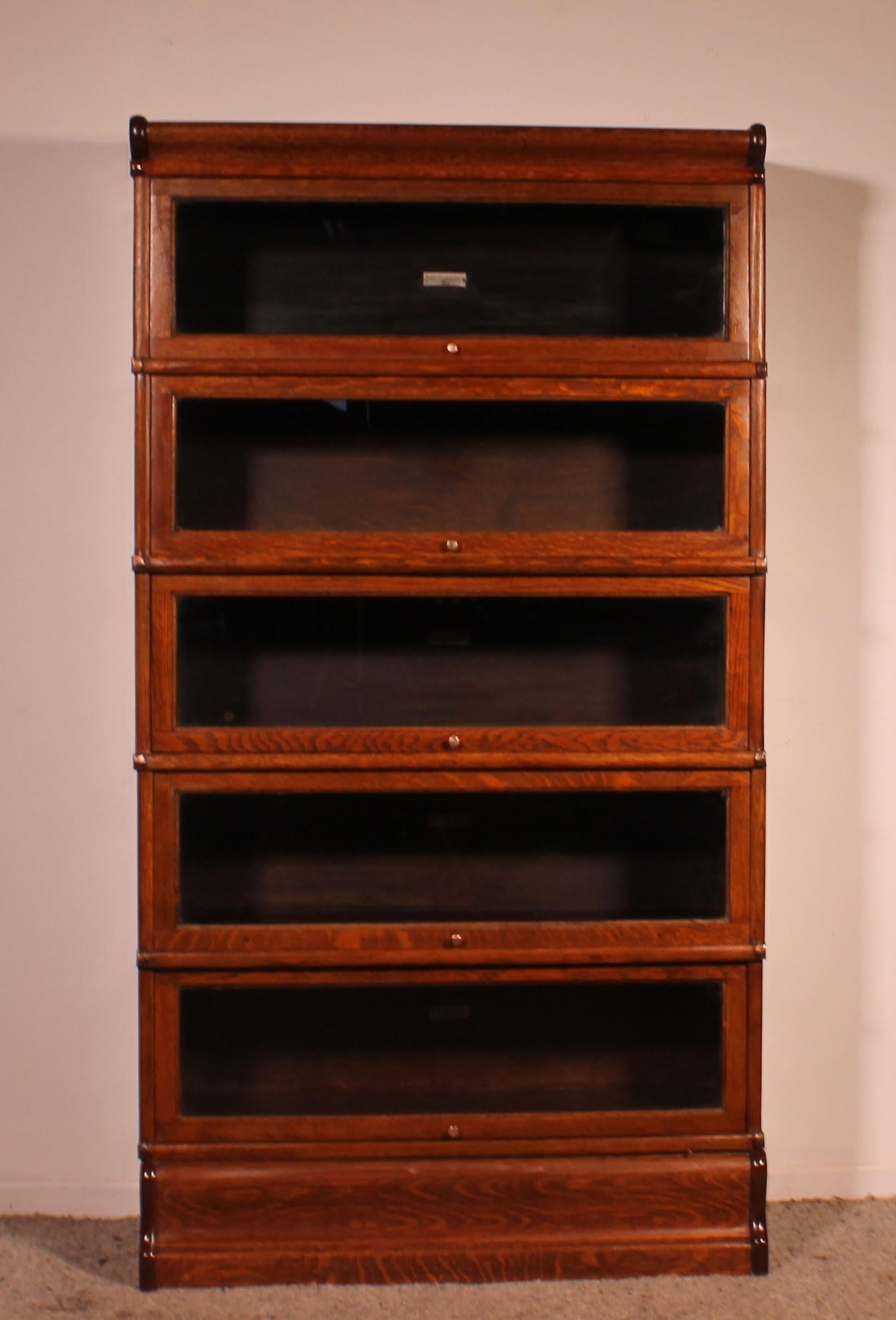 Elegant Globe Wernicke London oak bookcase from the end of the 19th century - Early 20th century from  England which has 5 elements

Beautiful oak bookcase which is composed of a molded base and cornice and 5 glazed elements

Bookcase with lots of
