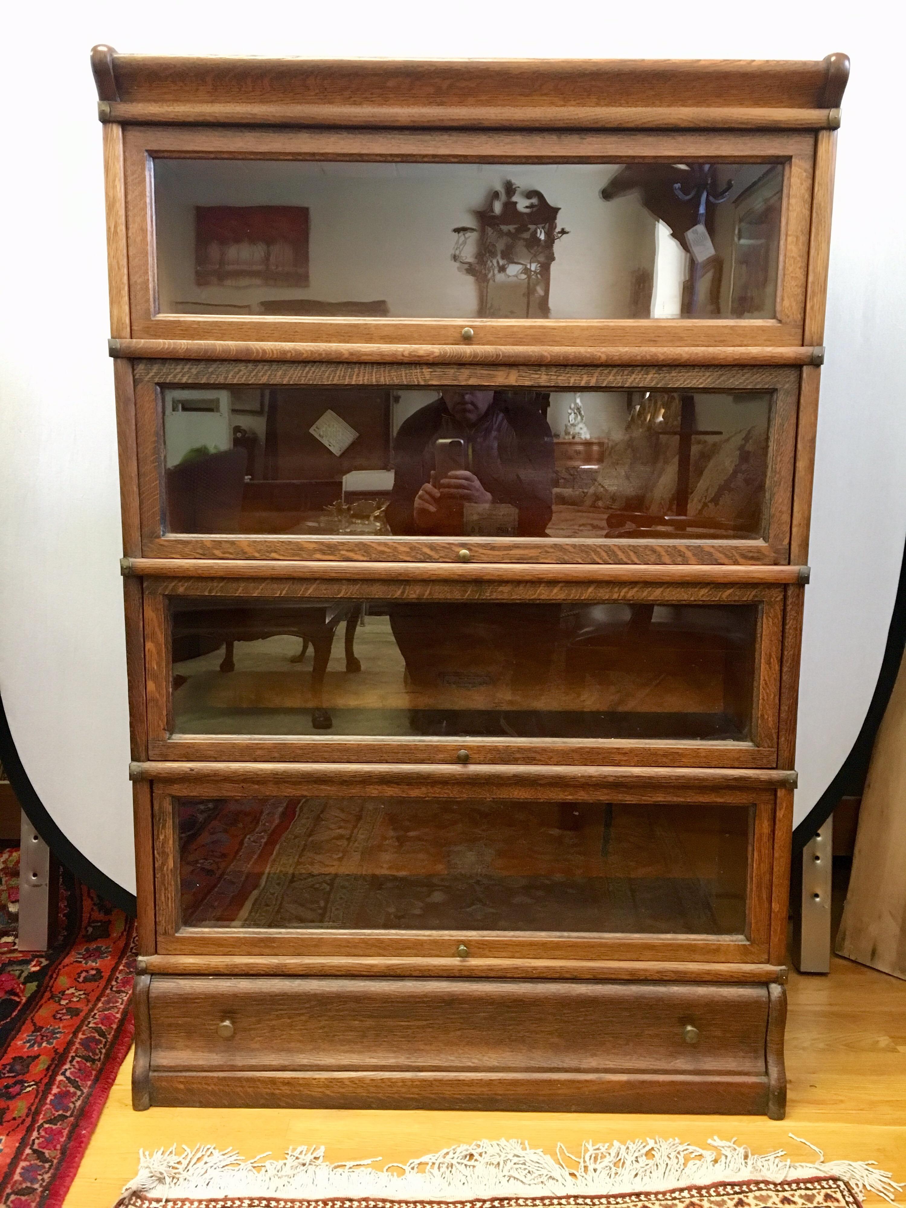 Six piece stacking oak and glass barrister bookcase signed by Globe Wernicke. Great craftsmanship and
design, not too big, not too small.