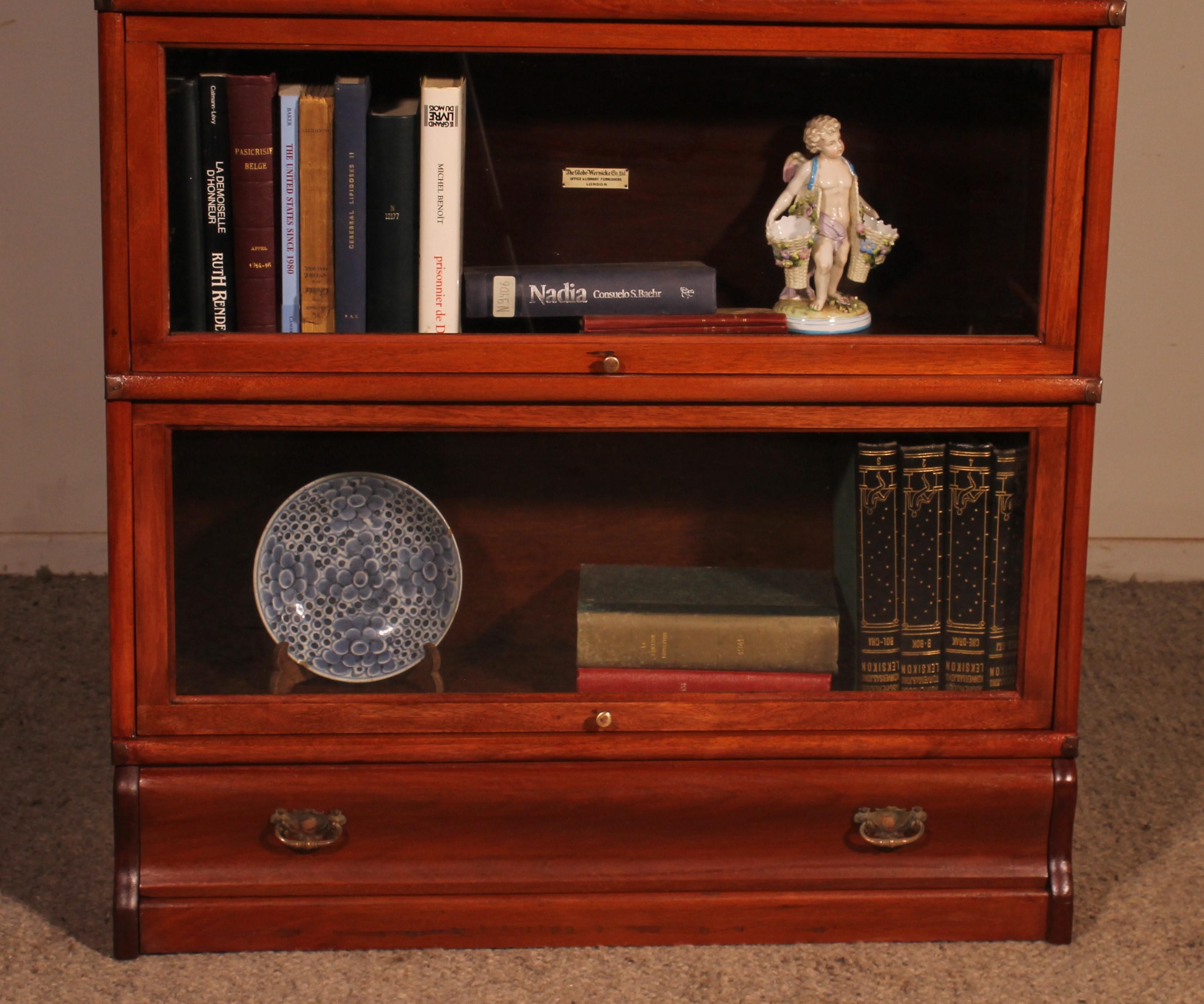Eleganza della libreria Globe Wernicke London in mogano della fine del XIX secolo - inizio XX secolo proveniente dall'Inghilterra con 4 elementi e un cassetto nella base

Un piccolo modello composto da una base, una cornice modellata e 4 elementi in