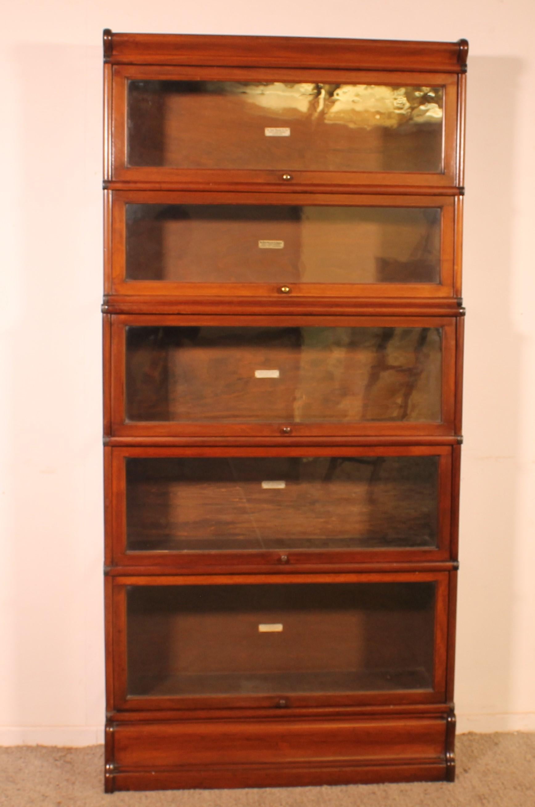 Elegante libreria in mogano Globe Wernicke London della fine del XIX secolo - inizio XX secolo proveniente dall'Inghilterra e composta da 5 elementi.
modello insolito  con tre elementi inferiori avanzati che gli conferiscono una bella linea e