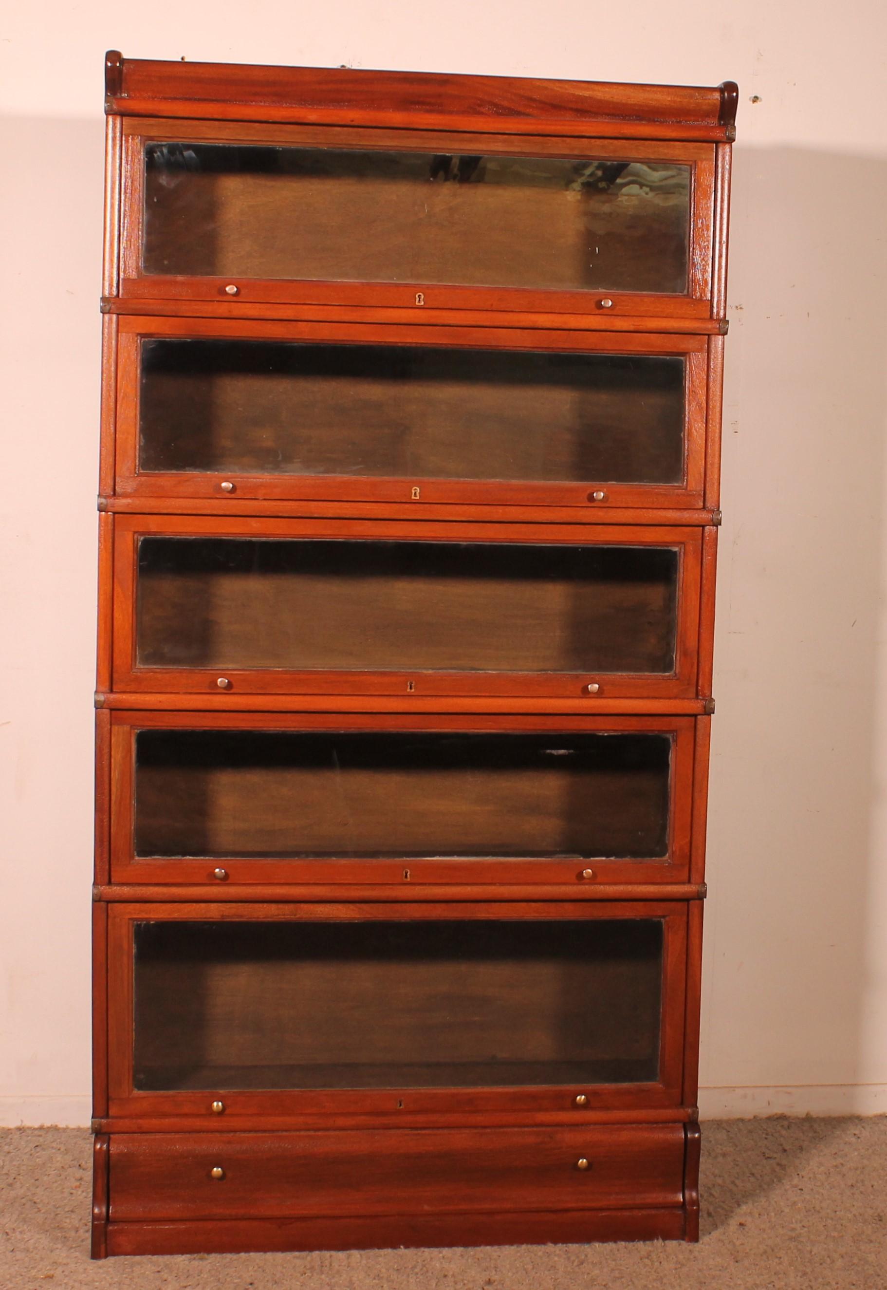 Elegante libreria Globe Wernicke London in mogano della fine del XIX secolo - inizio XX secolo - Inghilterra con 5 elementi e un cassetto nella base

Bellissimo modello composto da una base, un piano stampato e 5 elementi in vetro. 

Completamente