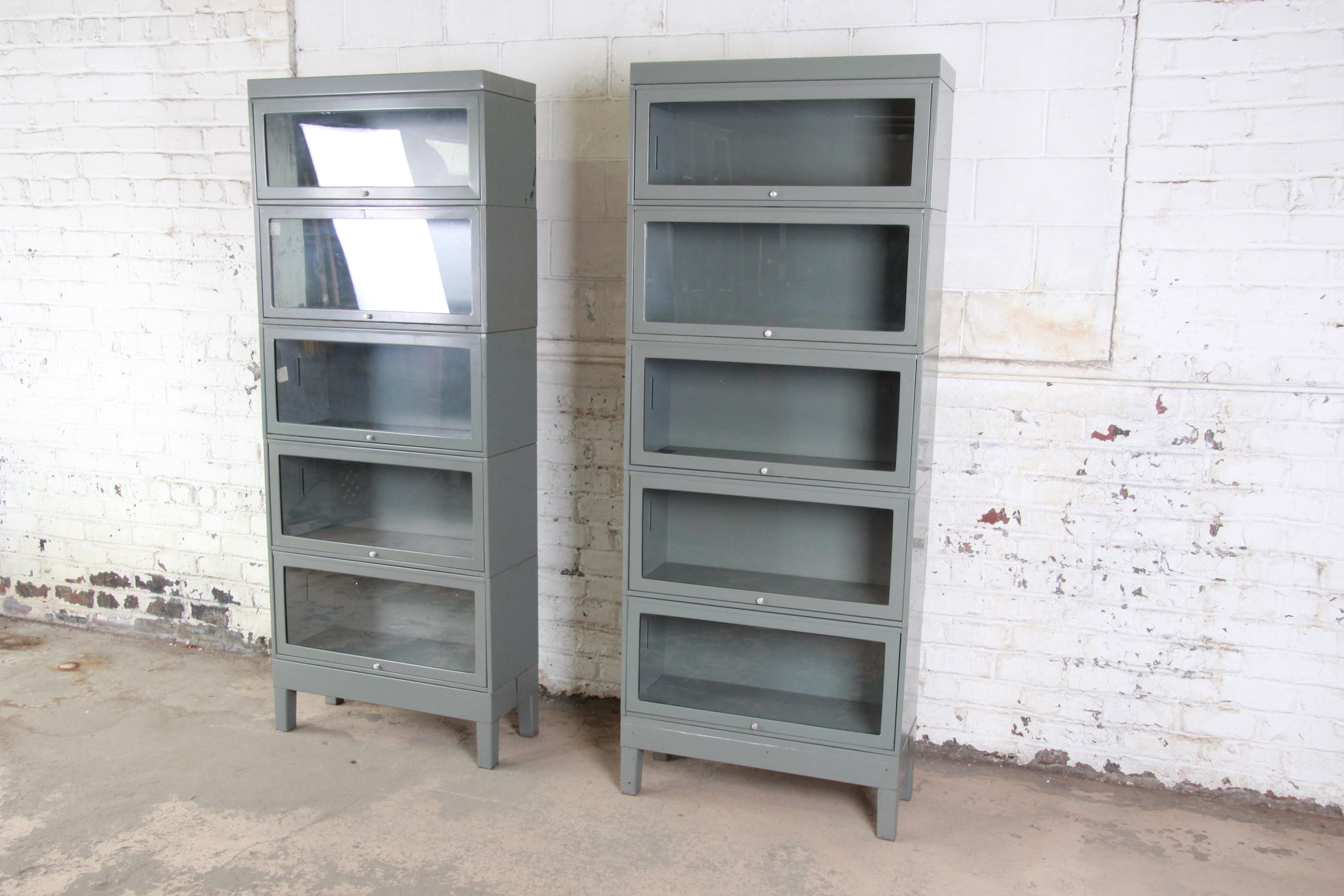 A fantastic pair of Mid-Century Modern industrial metal five-stack glass front barrister bookcases

By Globe-Wernicke

USA, 1960s

Measures: 33