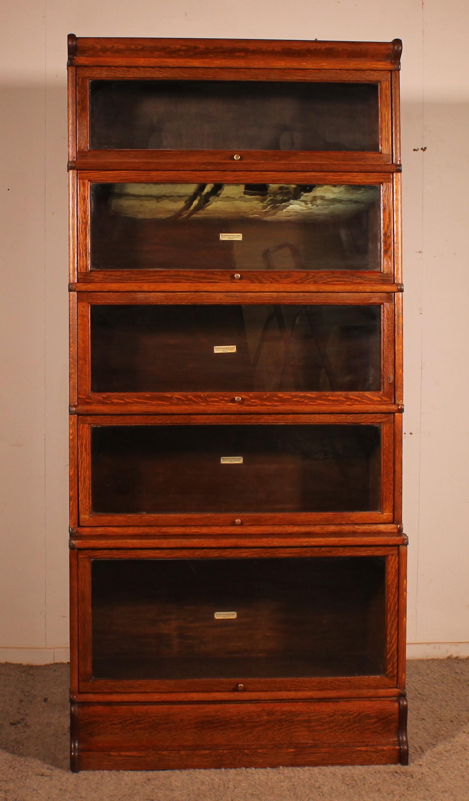 Elegant Globe Wernicke London oak bookcase from the late 19th century - early 20th century from England which has 5 elements with a advanced lower part

Very large element at the bottom which allows to put large books and objects. It is rare to find