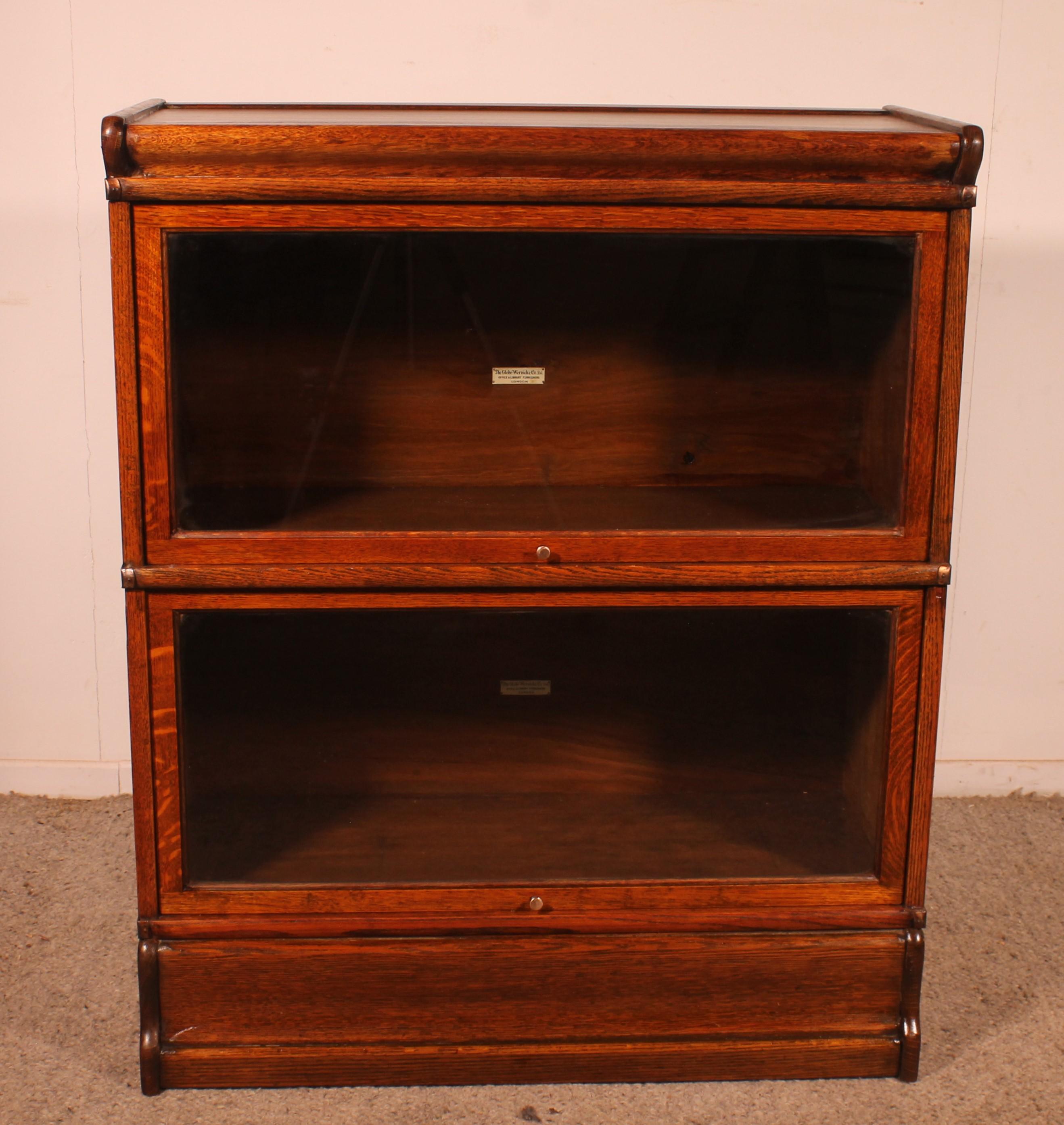 Elegant Globe Wernicke London oak bookcase from the late 19th century - early 20th century fromEngland with two large elements.

This bookcase has two large and deep and tall elements, which can be used to store binders, comics, or large art books.