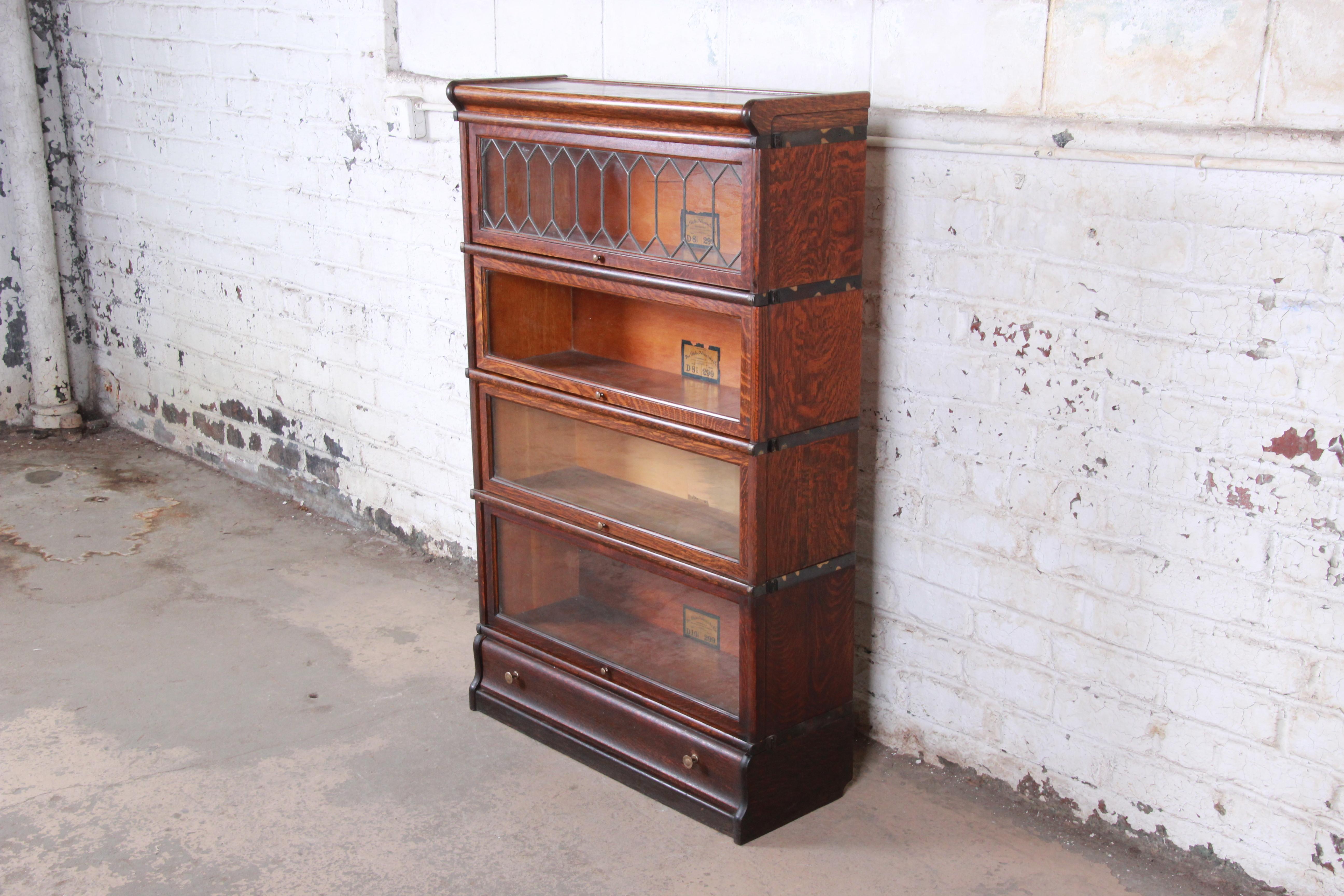 A gorgeous four-stack oak barrister bookcase with leaded glass doors

By Globe Wernicke

USA, circa 1920s

Measures: 34.13