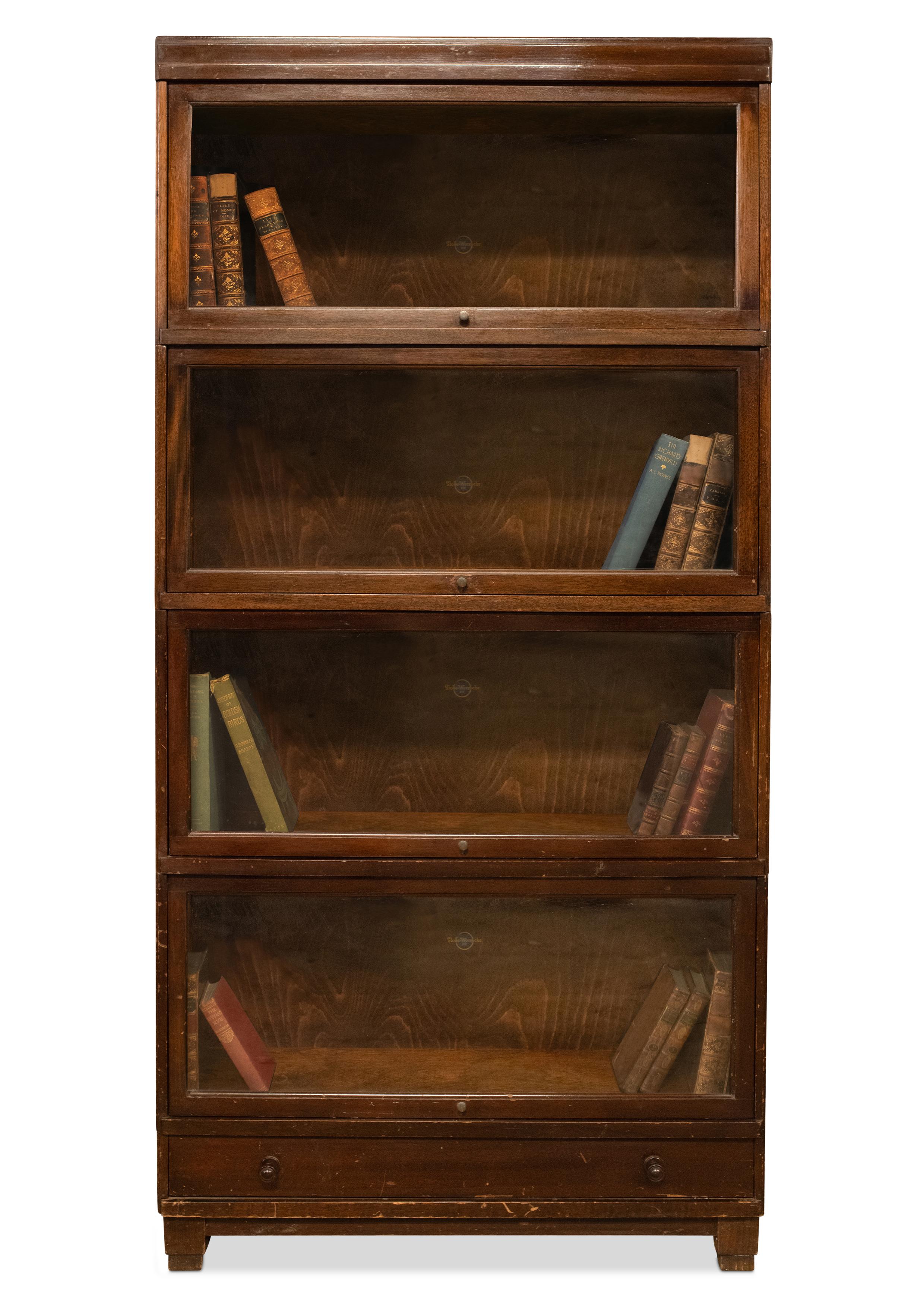 Una libreria Globe Wernicke sezionale smaltata a quattro piani con un piccolo cassetto inferiore

Globe-Wernicke è nata dall'acquisto da parte della Globe Files Company di Cincinnati (fondata nel 1882) della Wernicke Company di Minneapolis, fondata