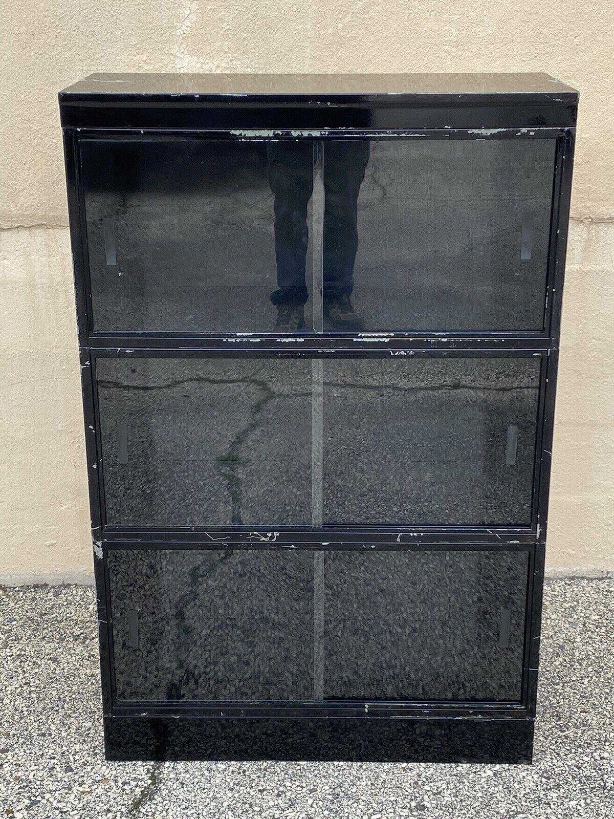 Vintage Globe Wernicke Steel Metal Glass Sliding Door 3 Section Stacking Barrister Lawyers Bookcase. Circa Late 20th Century.
Measurements: 50.5
