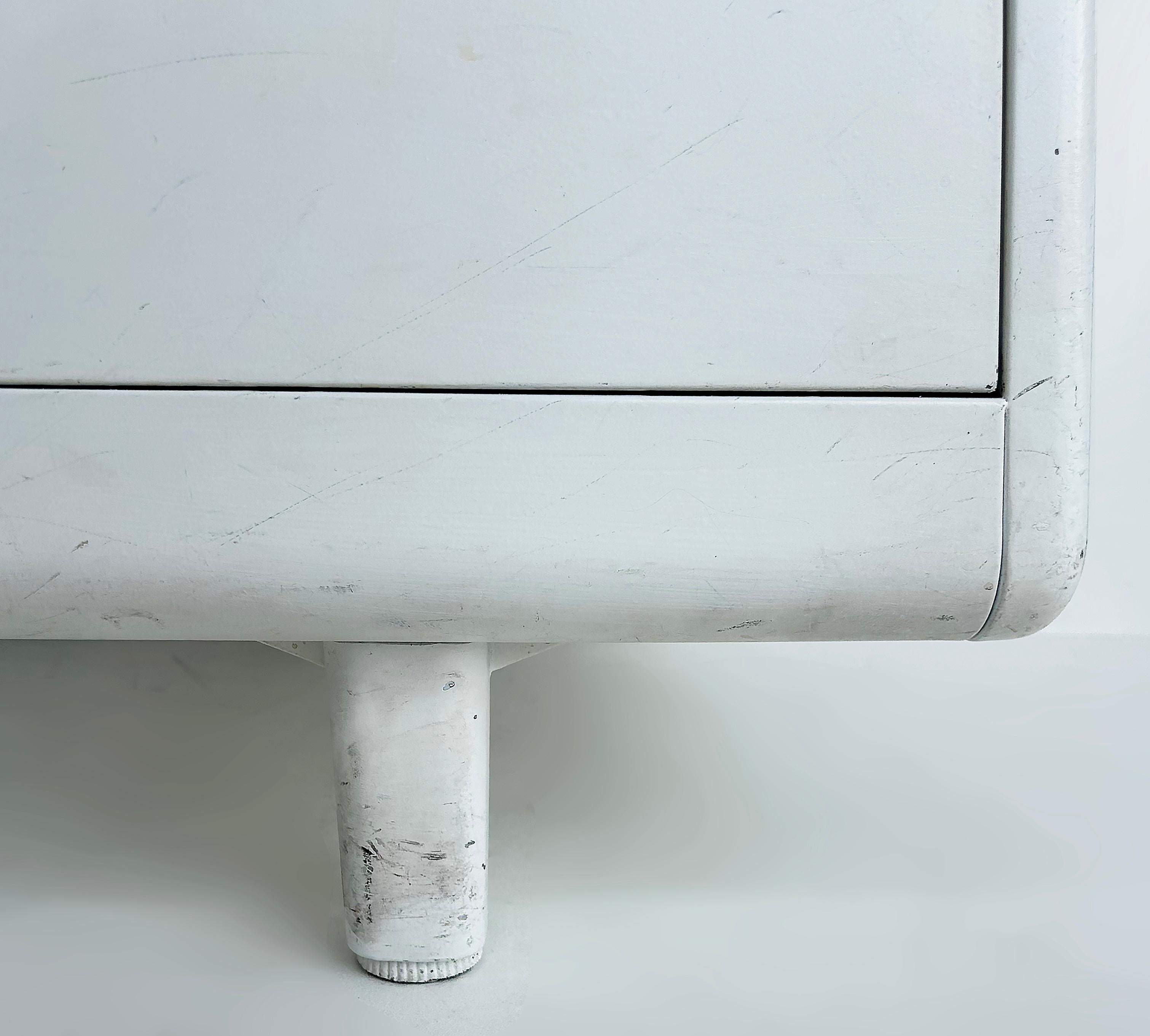 Globe Wernicke Scrivania a cisterna in acciaio bianco con piano in formica in stile metà secolo moderno in vendita 5