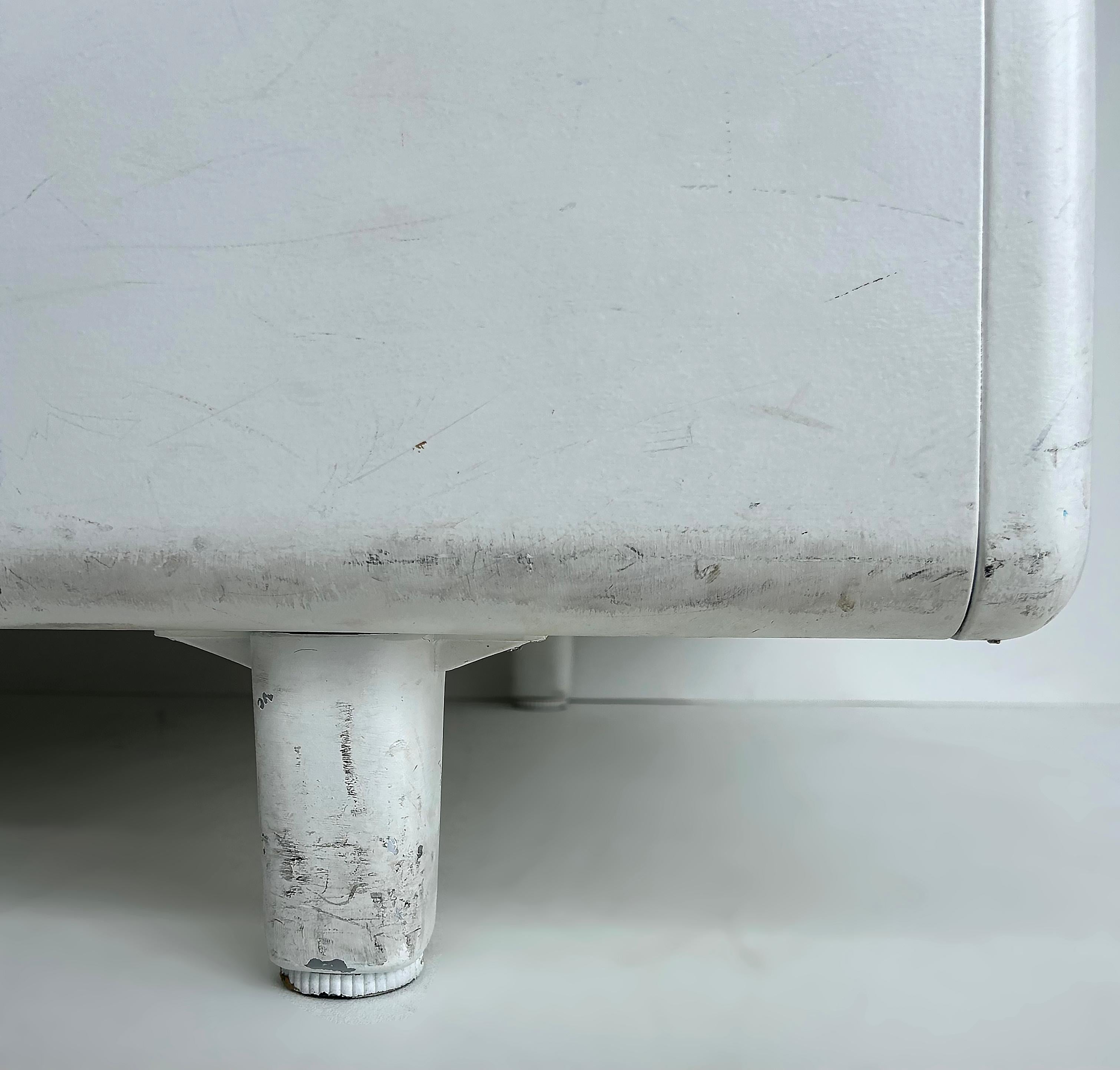 Globe Wernicke Scrivania a cisterna in acciaio bianco con piano in formica in stile metà secolo moderno in vendita 6