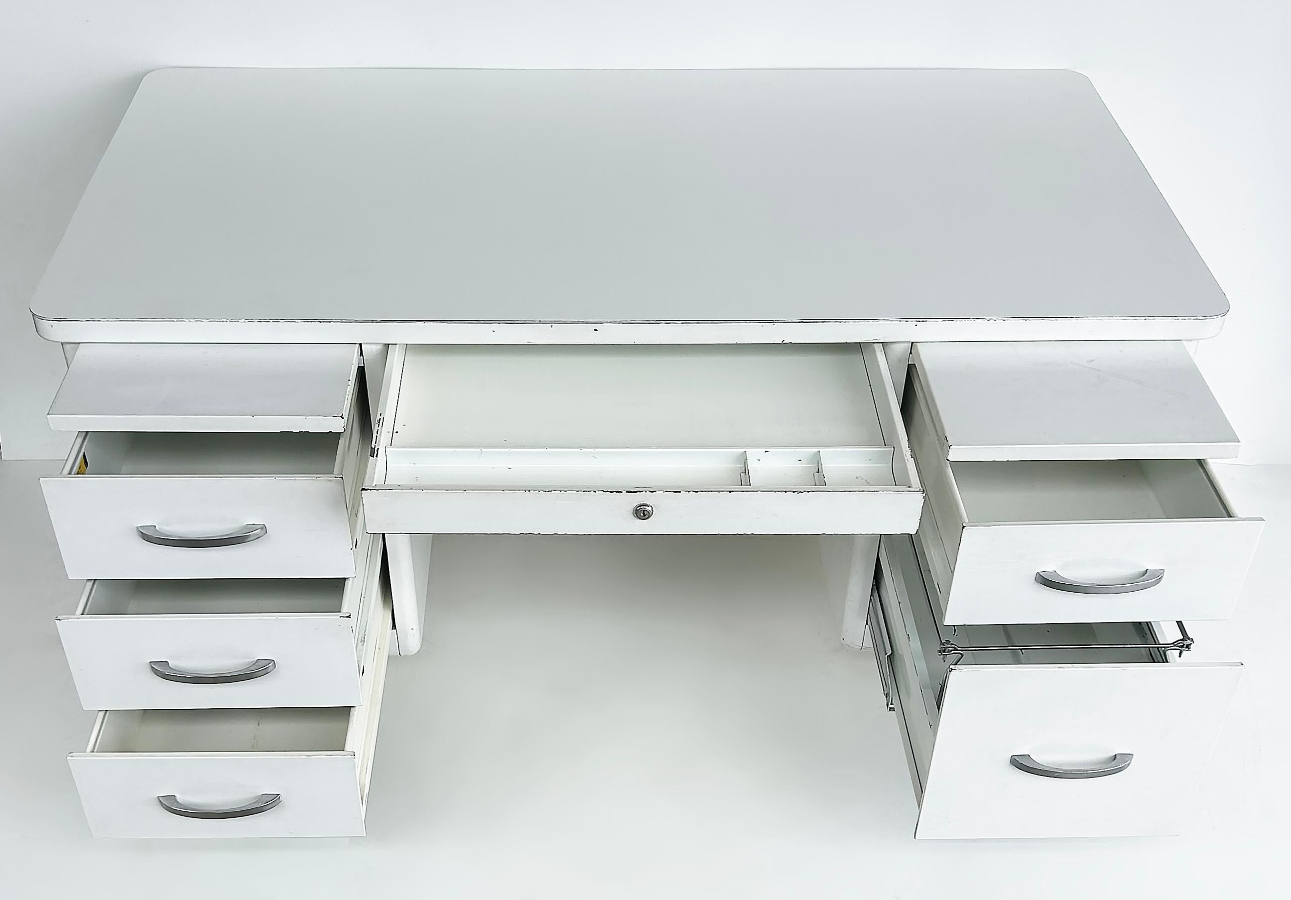 Mid-Century moderno Globe Wernicke Scrivania a cisterna in acciaio bianco con piano in formica in stile metà secolo moderno in vendita