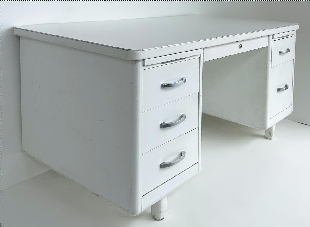 Americano Globe Wernicke Scrivania a cisterna in acciaio bianco con piano in formica in stile metà secolo moderno in vendita