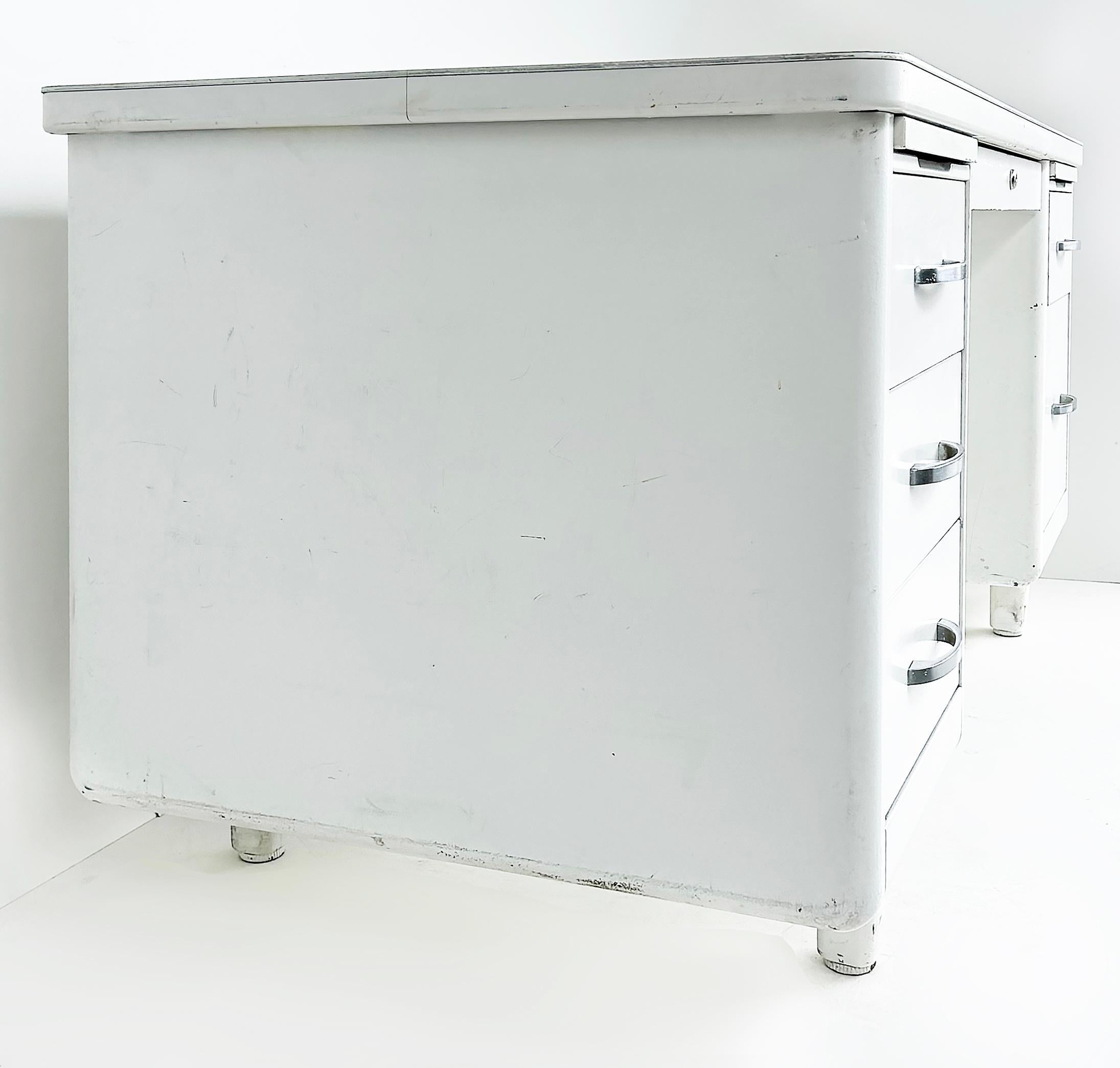 Globe Wernicke Scrivania a cisterna in acciaio bianco con piano in formica in stile metà secolo moderno In condizioni discrete in vendita a Miami, FL