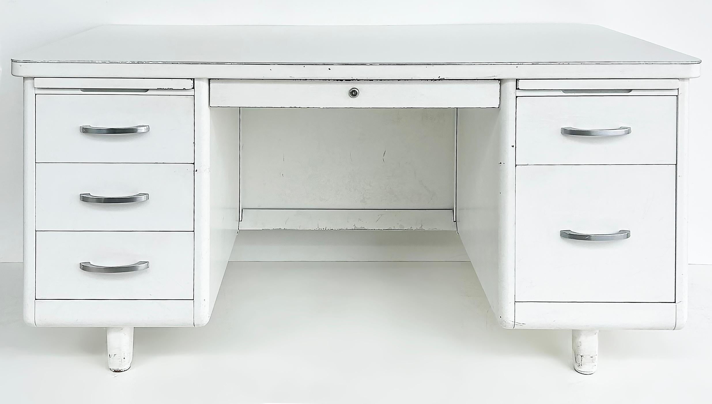 XX secolo Globe Wernicke Scrivania a cisterna in acciaio bianco con piano in formica in stile metà secolo moderno in vendita