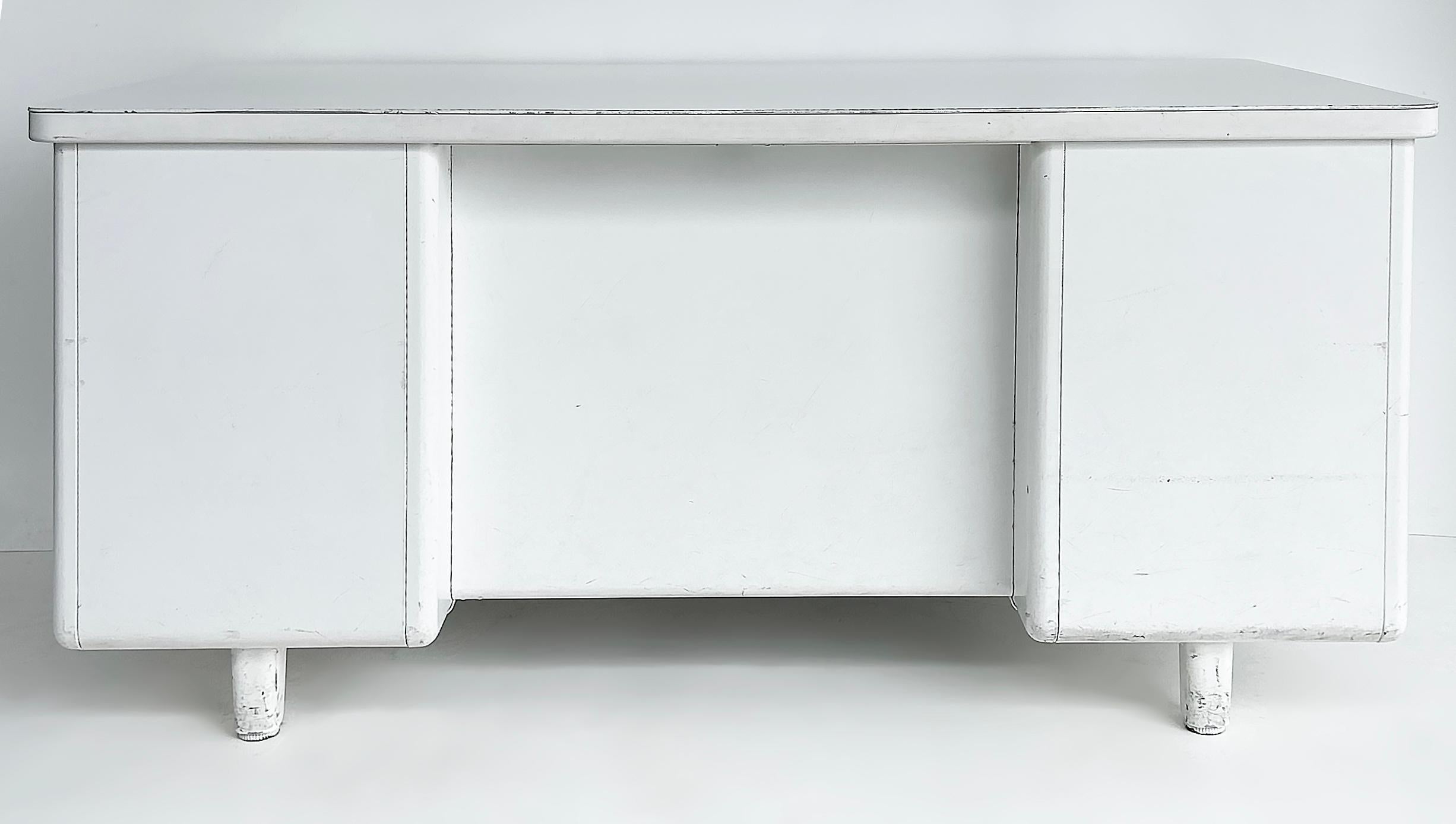 Acciaio Globe Wernicke Scrivania a cisterna in acciaio bianco con piano in formica in stile metà secolo moderno in vendita