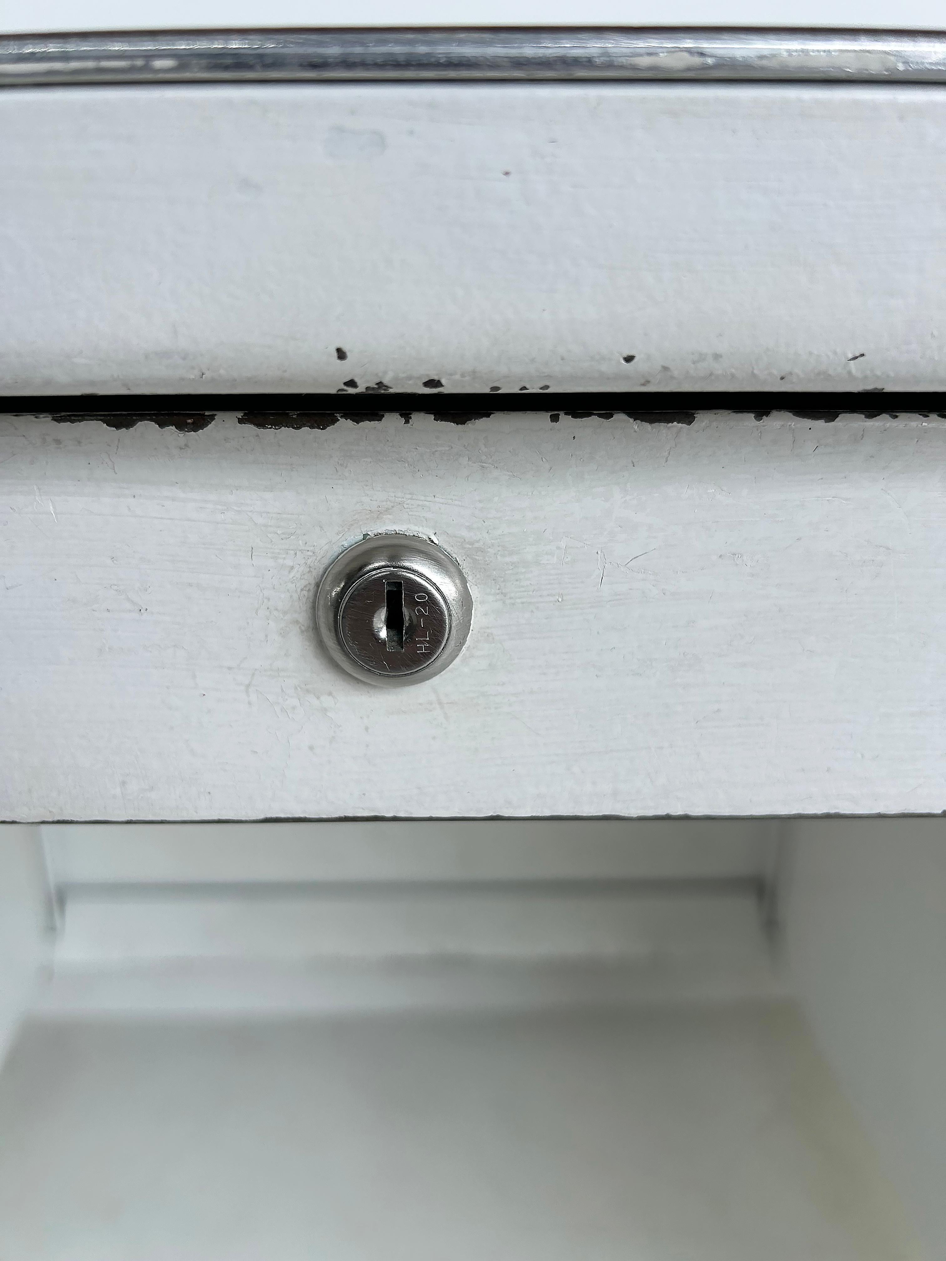 Globe Wernicke Scrivania a cisterna in acciaio bianco con piano in formica in stile metà secolo moderno in vendita 1