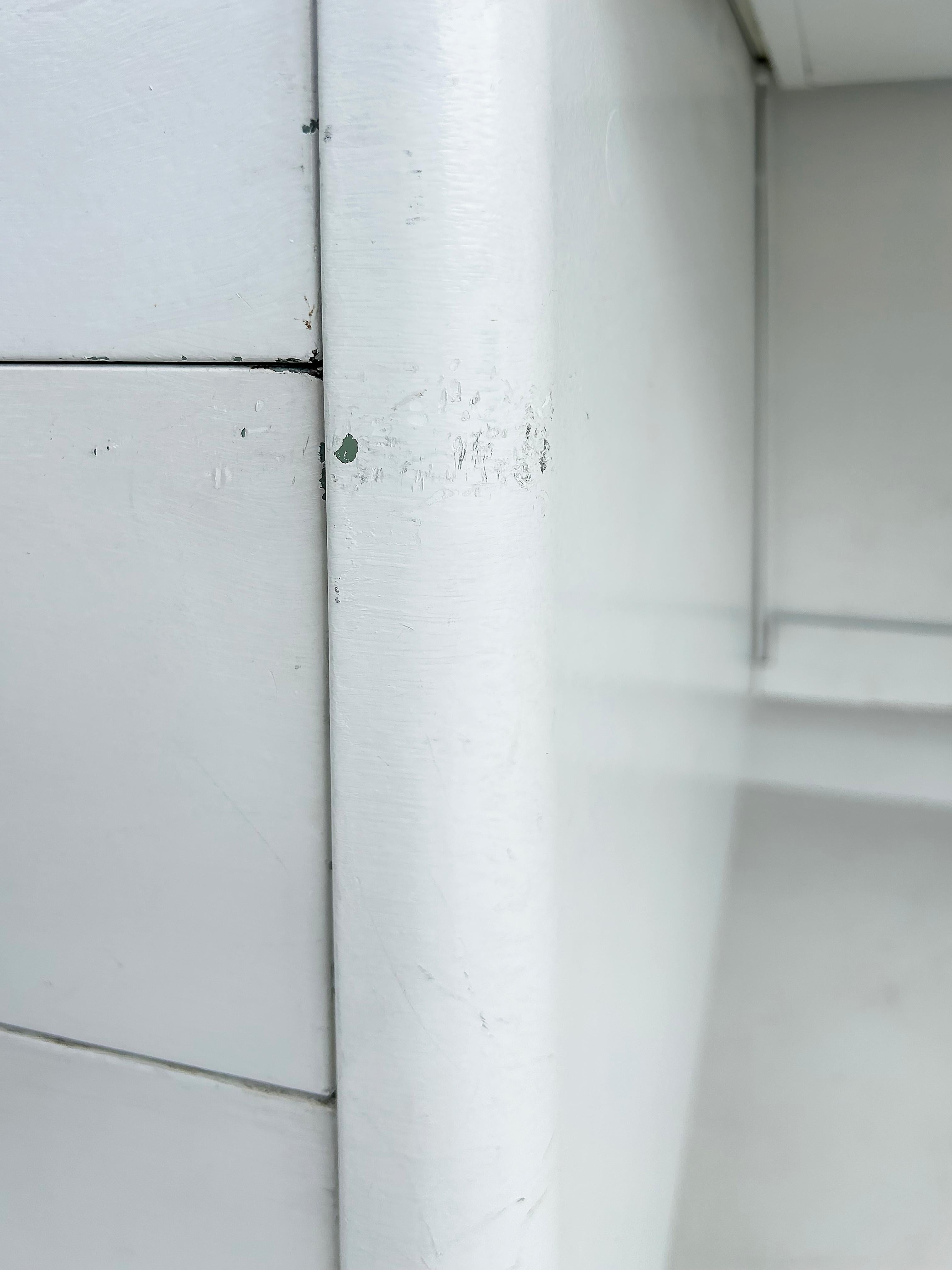 Globe Wernicke Scrivania a cisterna in acciaio bianco con piano in formica in stile metà secolo moderno in vendita 2