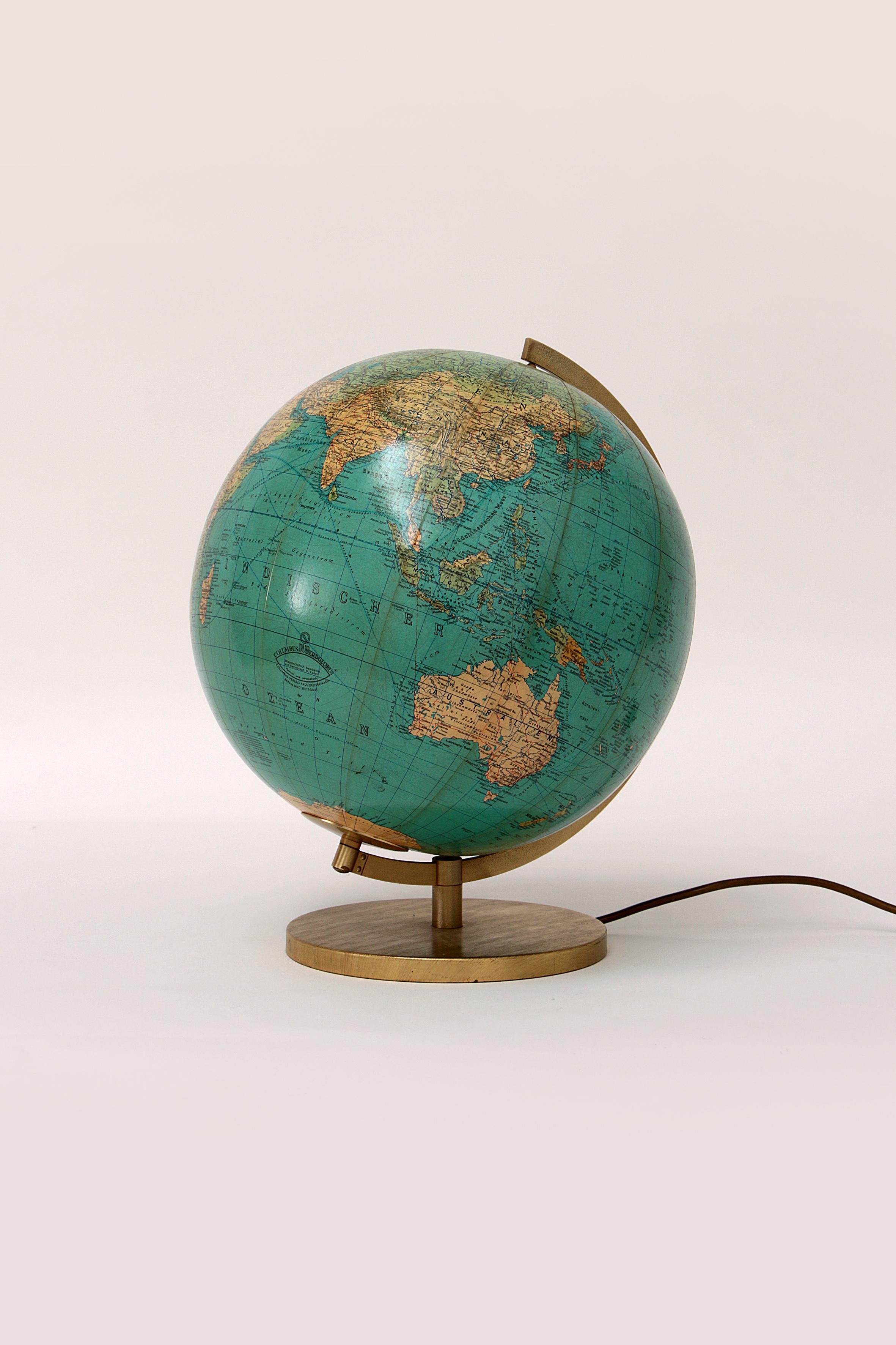 This beautiful vintage globe has a brass-colored base.

This globe comes from the 1970s and is made in Germany.

Made by JRO Verlag Munchen.

The globe is equipped with lighting. In a fine condition.

Sustainable: environmentally conscious