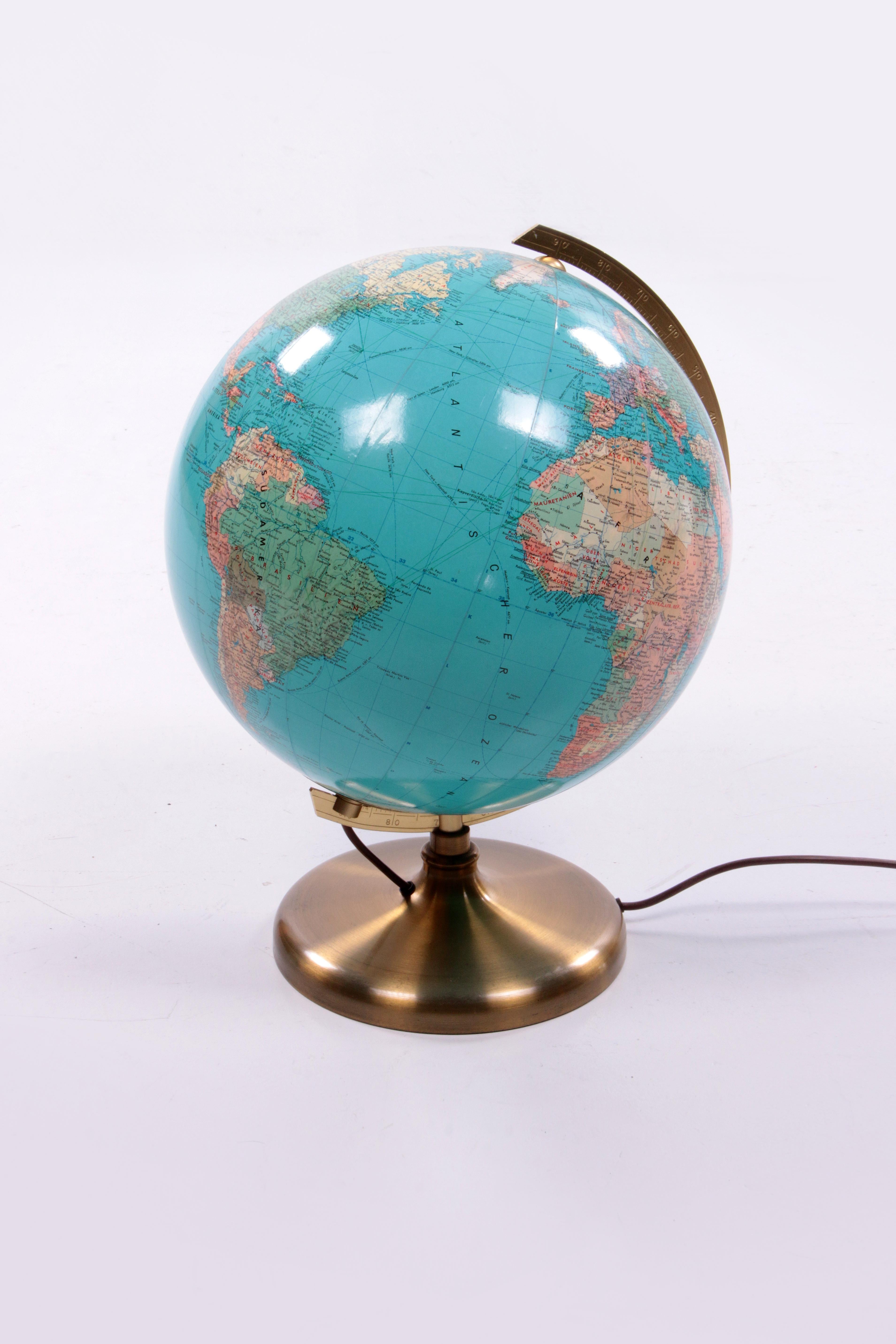 Globe with light from JRO verlag Munchen, Germany.

This beautiful vintage globe has a brass-colored base.

This globe comes from the 1970s and is made in Germany.

Made by JRO Verlag Munchen.

The globe is equipped with lighting. In a fine