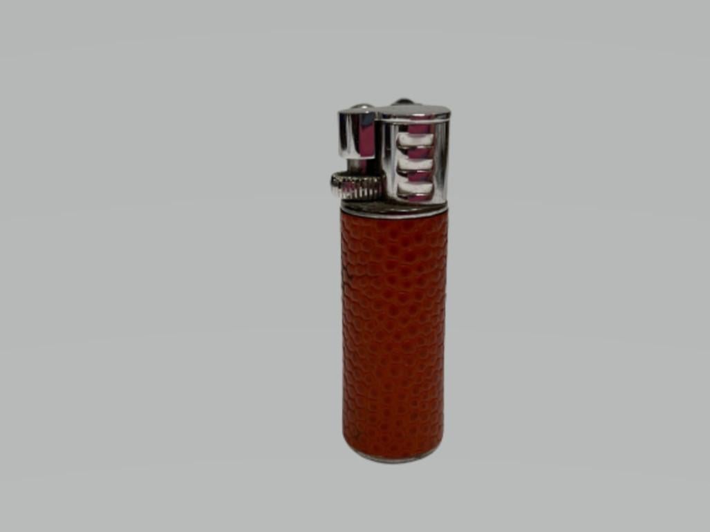 Art Deco Dunhill Sports Petrol Lighter - Globetrotter Cowhide Leather with Rhodium Plated Trim.

Text on bottom of lighter: 