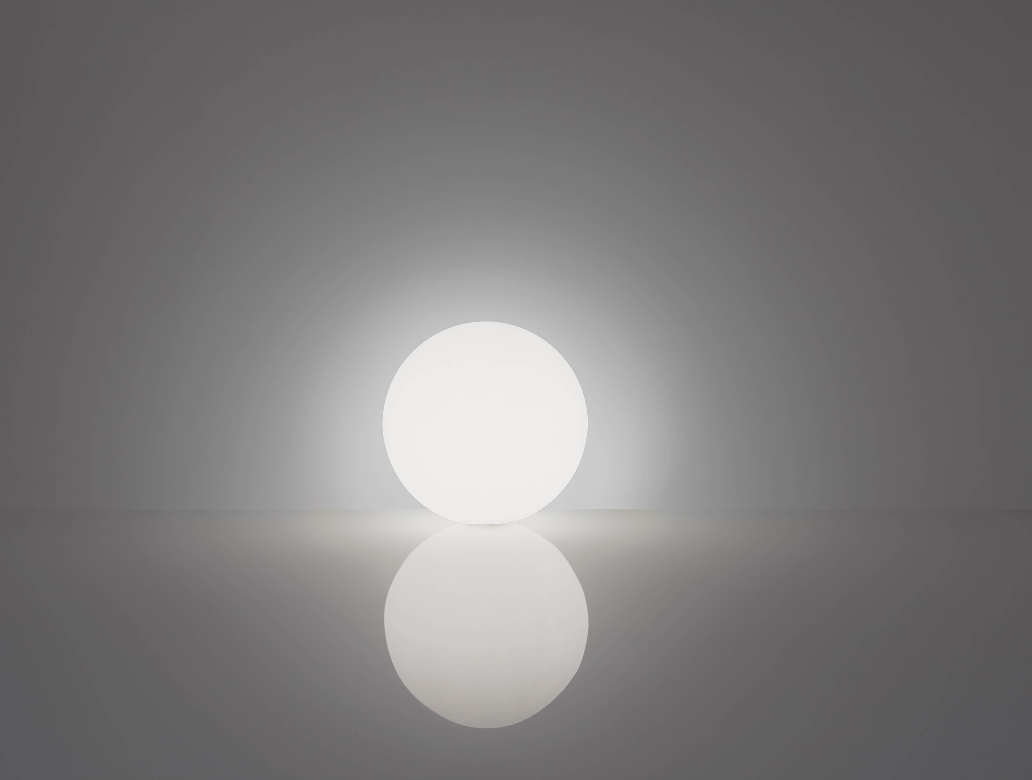 Lampe de bureau Globo 200 LED par SLIDE Studio
Dimensions : Ø 200 x H 200 cm : Ø 200 x H 200 cm.
Matériaux : Polyéthylène.

Disponible en différentes tailles. Les prix peuvent varier. Ce produit peut être utilisé à l'intérieur et à l'extérieur.
