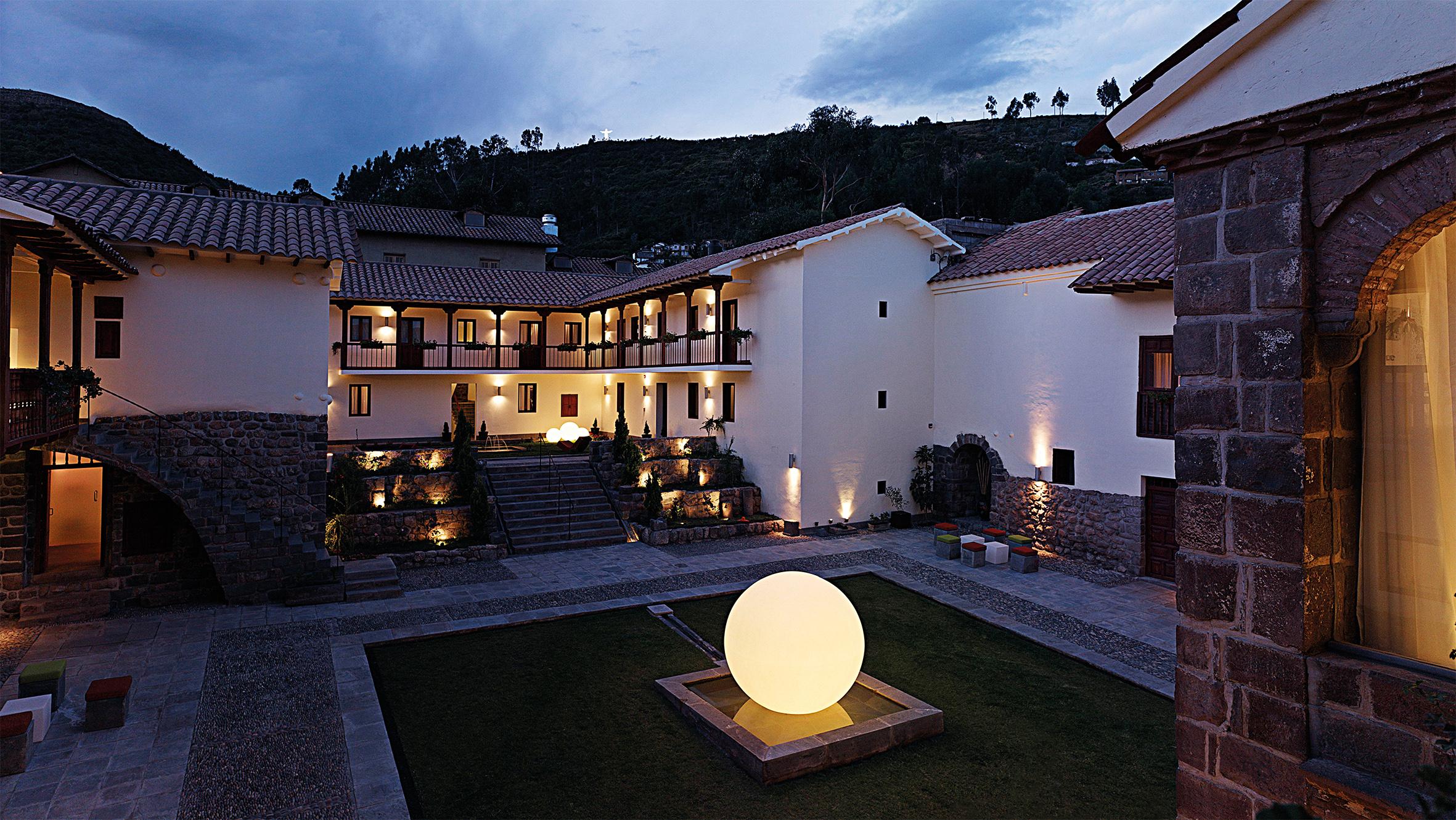 Postmoderne Lampe de bureau Globo 200 LED par SLIDE Studio en vente