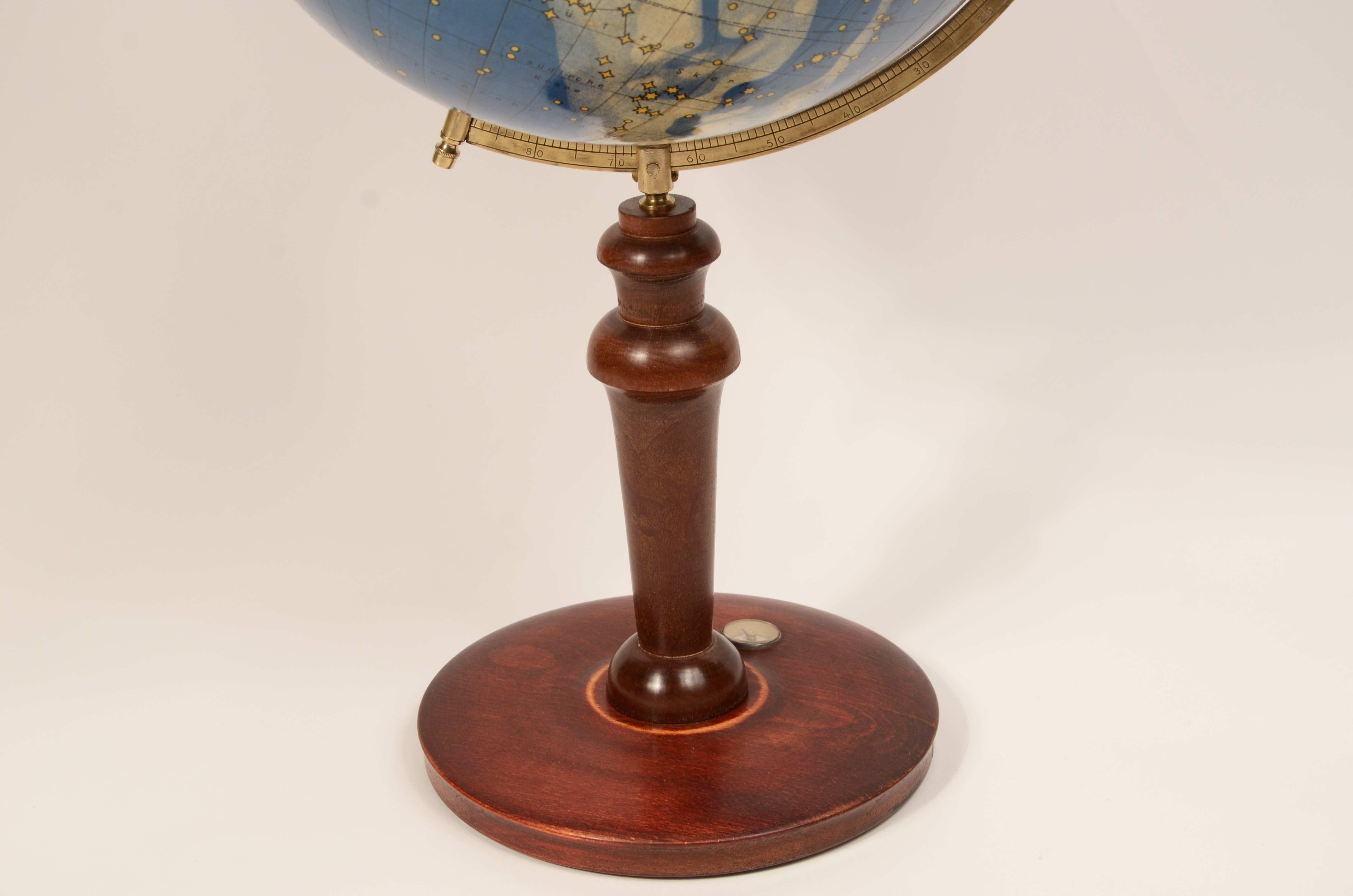 Globo celeste sul cartiglio si legge  Columbus – Himmelglobus bearbeit von Porf. Dr Johannes Riem ausgefuhrt von Kartograph C. Luther Columbus - Verlag G.m.b.H. (Paul Oestergaard) Berlin Lichterfelde. Degli anni trenta.
Base in legno tornita con