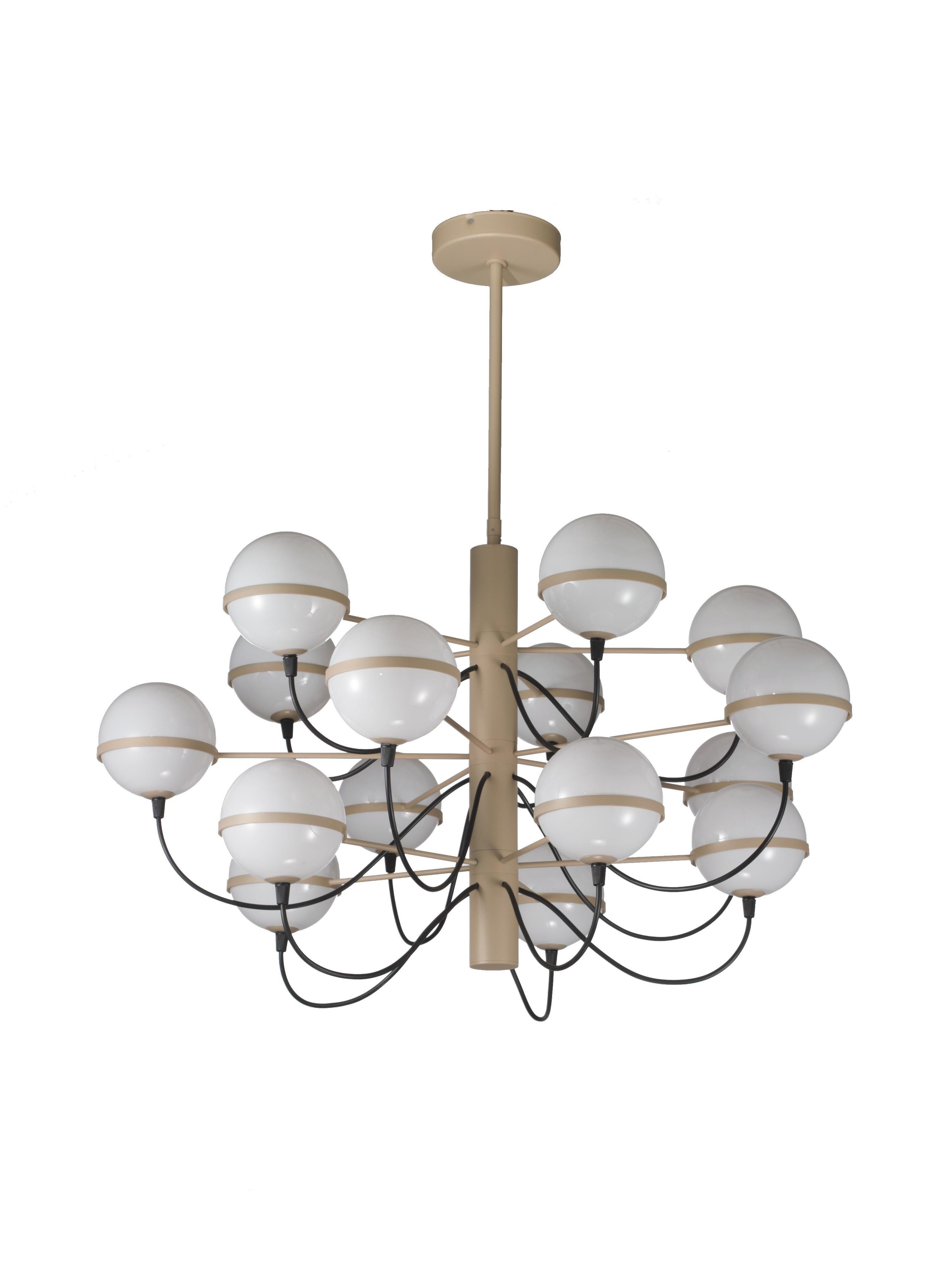 Lampadario italiano con quindici globi di vetro opalino bianco sostenuti da una struttura in metallo color champagne / Realizzato in Italia da Fabio LTD ispirato da Gino Sarfatti
Diametro: 33 pollici / Altezza: 17 pollici più asta e baldacchino
15