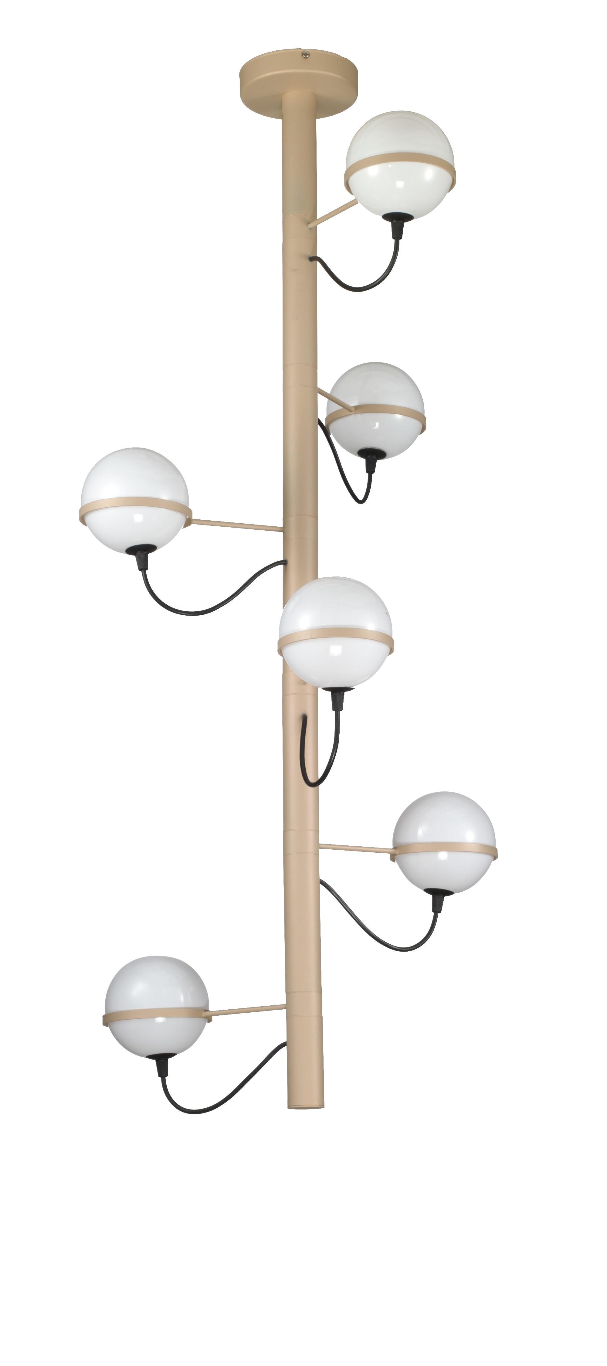 Lampadario verticale italiano con sei globi di vetro opalino bianco sostenuti da una struttura in metallo color champagne / Realizzato in Italia da Fabio LTD ispirato da Gino Sarfatti
Diametro: 20 pollici / Altezza: 47 pollici
6 luci / tipo G9 / max