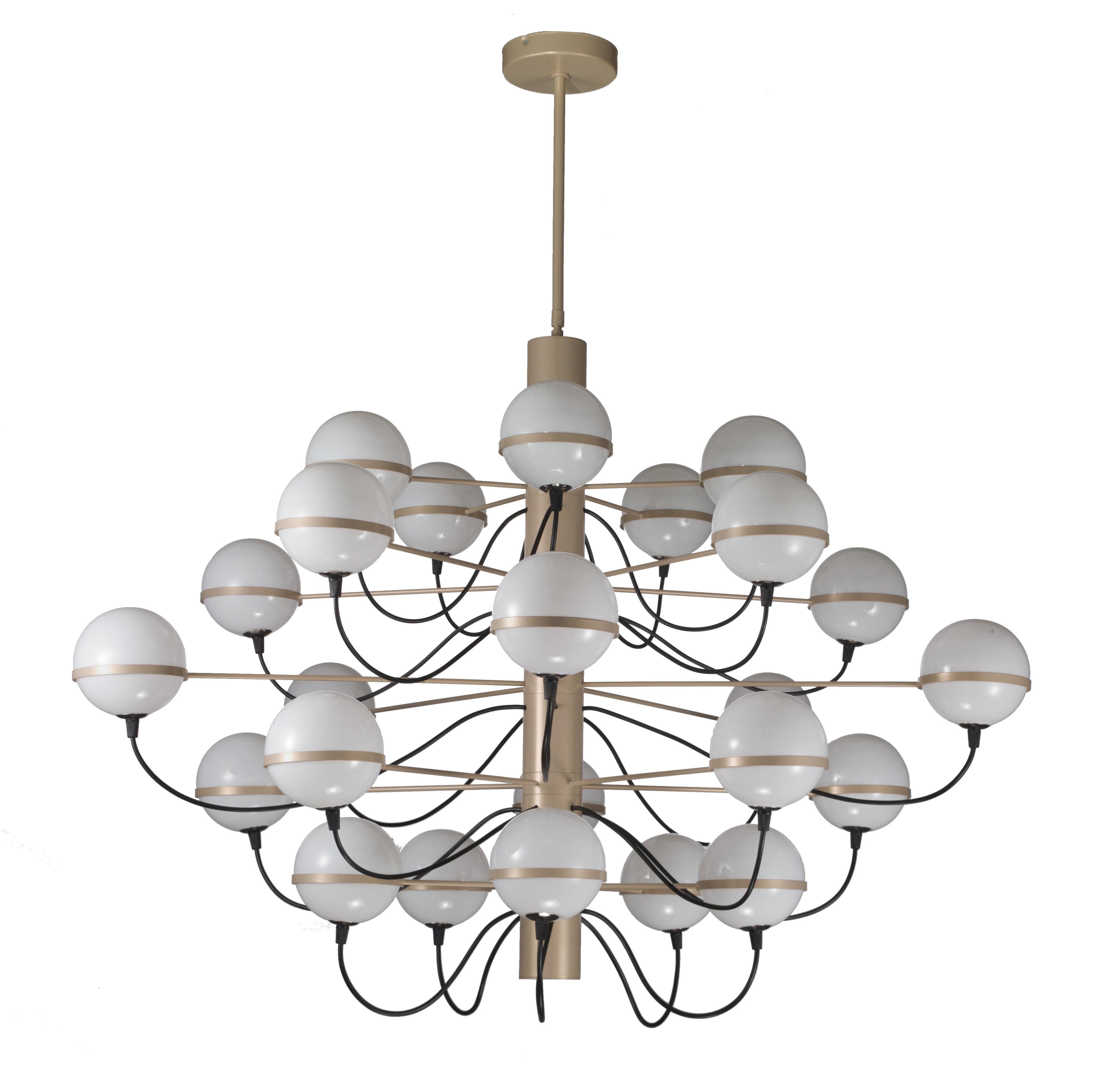 Araña italiana con veinticinco globos de cristal opalino blanco sostenidos por una estructura metálica de color champán / Fabricada en Italia por Fabio Ltd inspirada por Gino Sarfatti
Diámetro: 43,5 pulgadas / Altura: 29,5 pulgadas más varilla y
