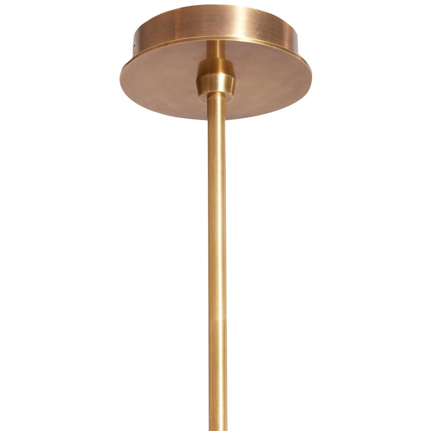 Scultura lucente. Una costellazione di sfere di lucite colorata fluttua su uno stelo di ottone con cinque lampadine a globo intervallate per creare un ritmo di luce affascinante. Piccolo nelle dimensioni ma grande nello stile, pensa al nostro