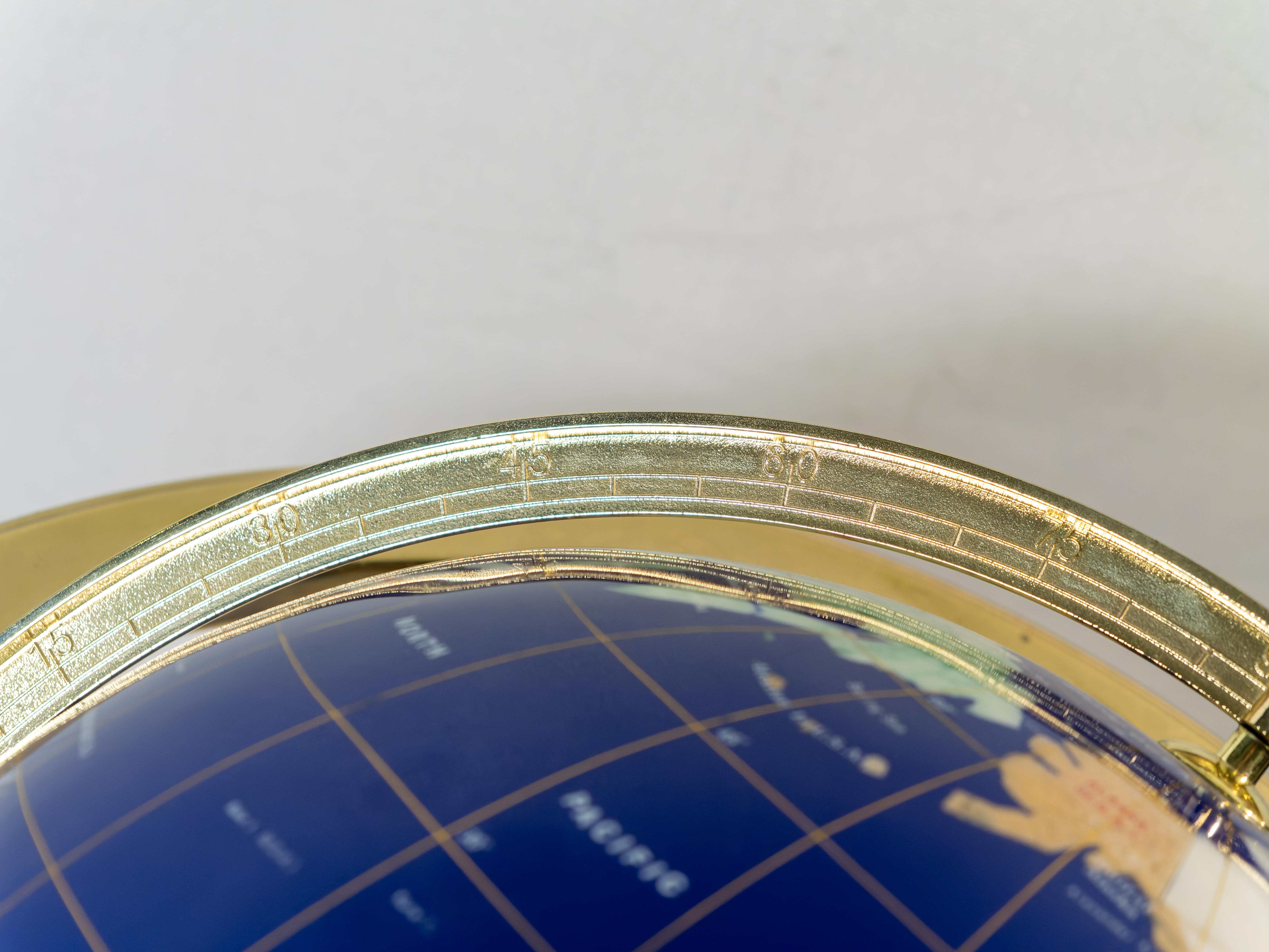 Globe terrestre attribué à Maitland en vente 1