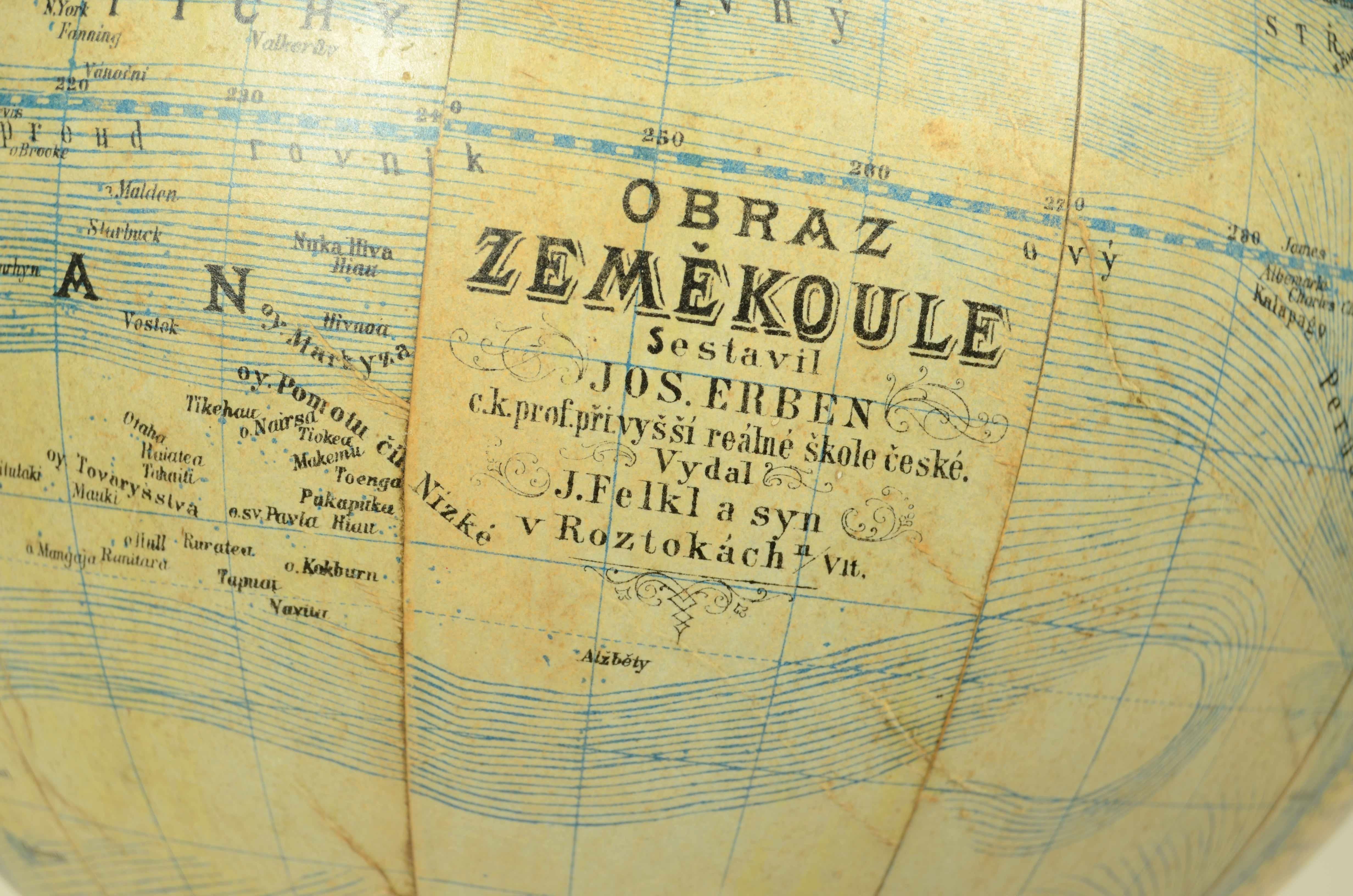Globo terrestre da tavolo realizzato dal geografo e cartografo dell’ Impero Austro-Ungarico Jan Felkl nella seconda metà del XIX secolo. 
Oltre alla mappa territoriale sono riportate le correnti oceaniche.
Base in  legno tornito ed ebanizzata sfera