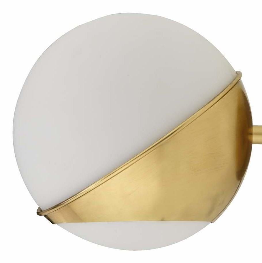 This exquisite sconce is a superb example of elegant craftsmanship. The pure geometric shapes of its silhouette create a sophisticated design that will equally suit a Classic and a contemporary interior, either to flank a mirror, highlight a wall