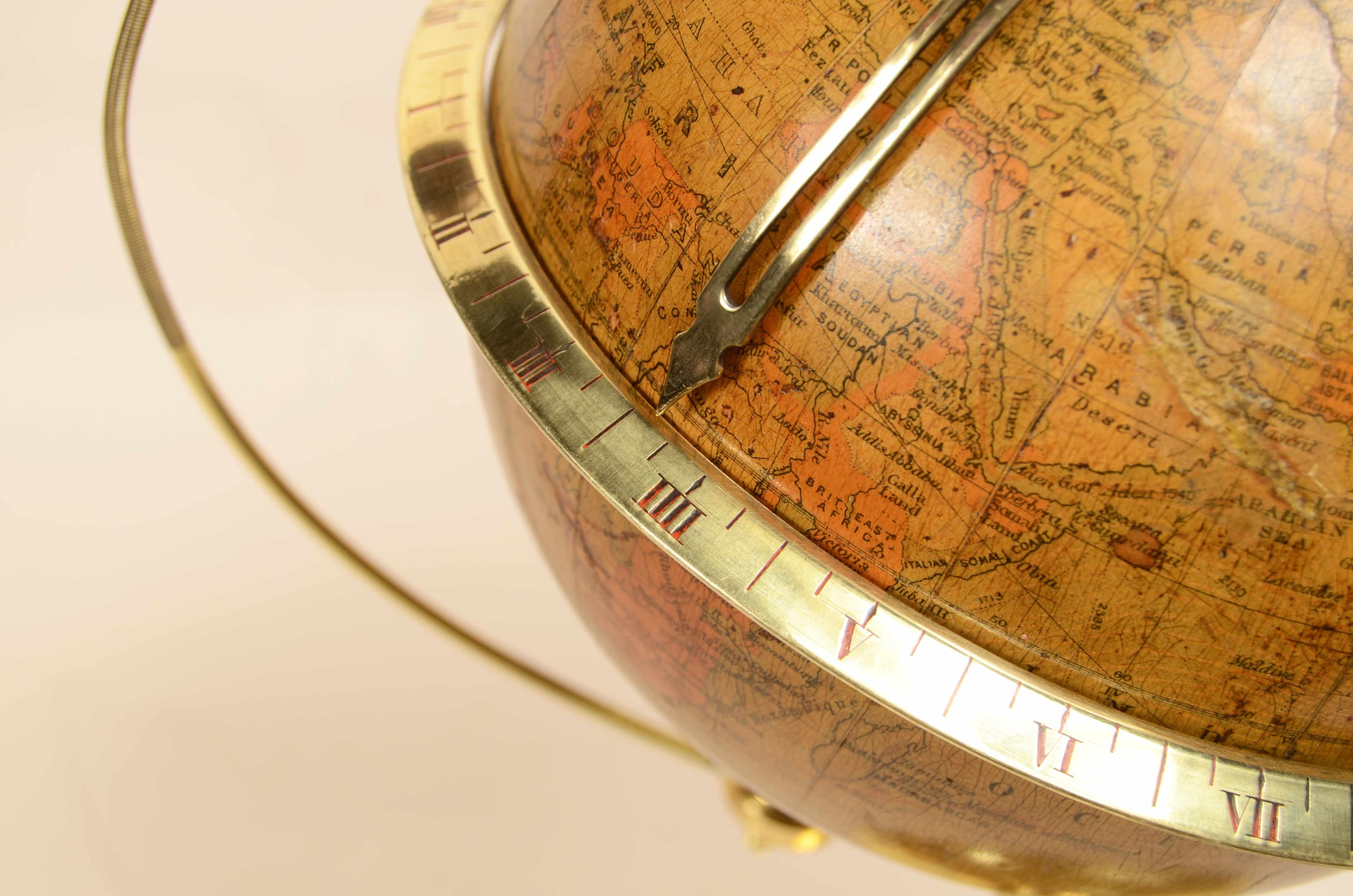 Globo terrestre completo di orologio carica di 8 giorni e fase lunare fine '800 in vendita 10