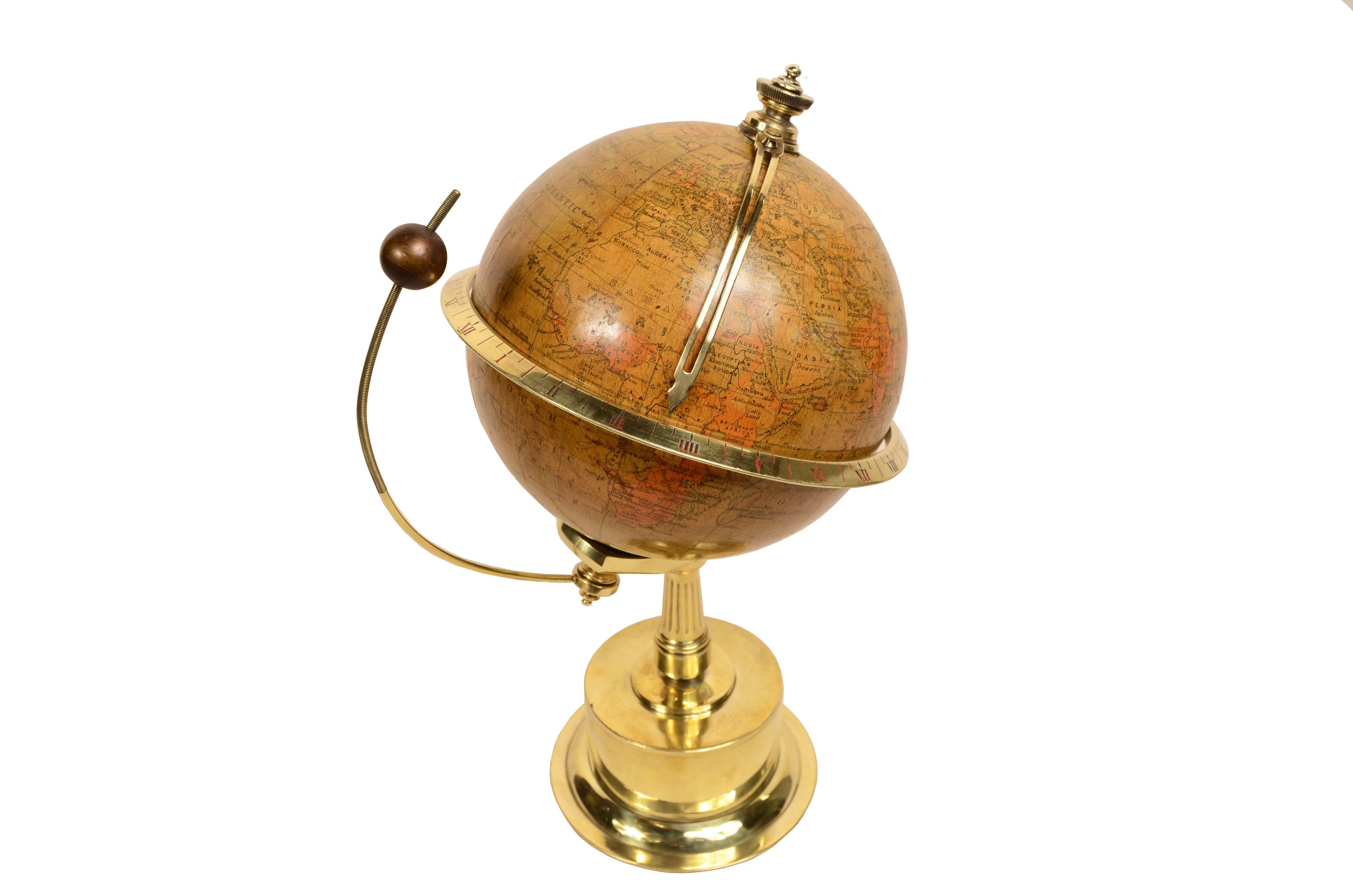 Globo terrestre completo di orologio con fasi lunari con sfera che ruota nell'arco delle 24 ore e l'ora è indicata da una lancetta in ottone, carica di otto giorni. Manifattura francese per il mercato inglese della fine del XIX secolo.
All’interno