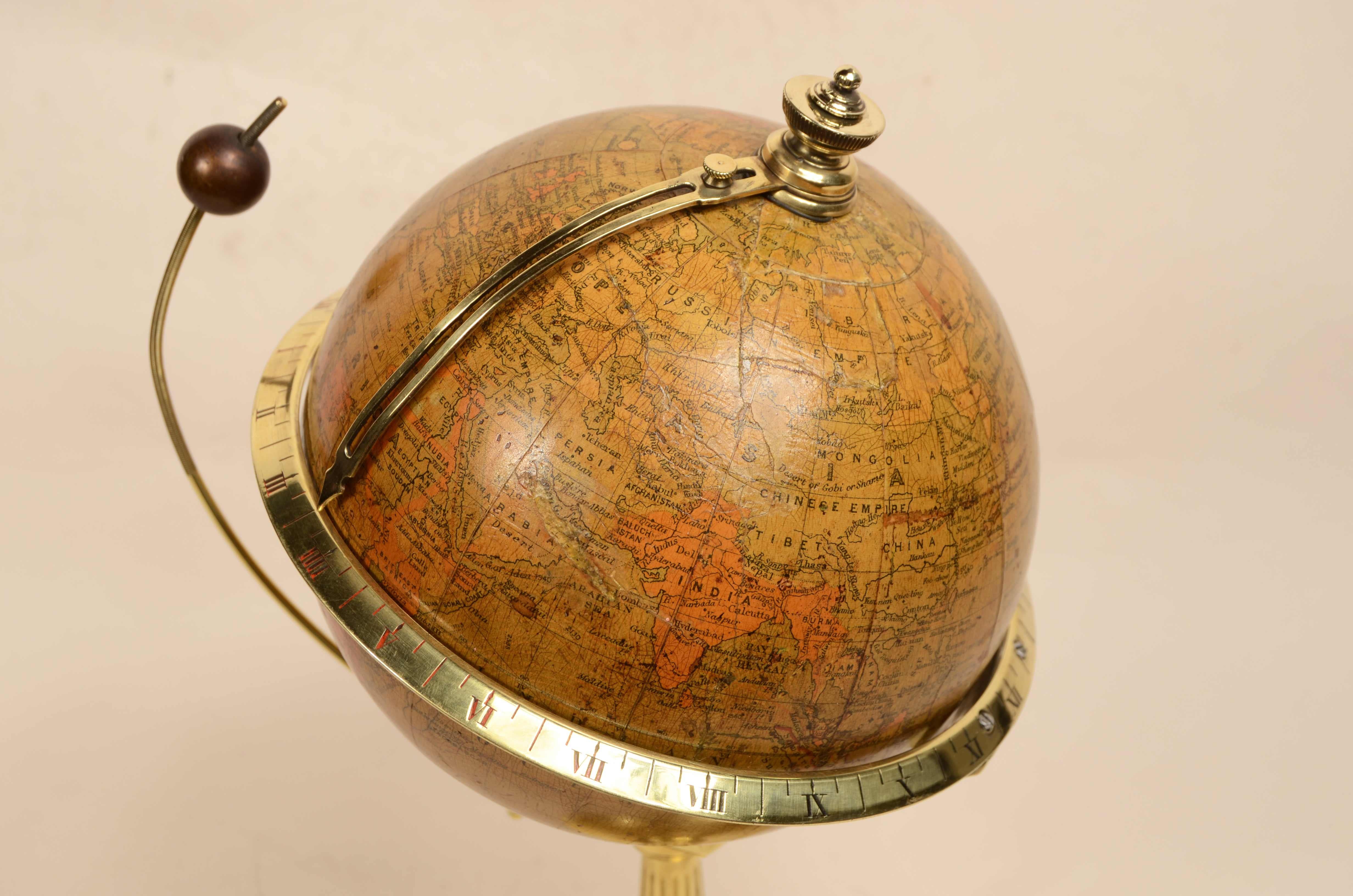 Ottone Globo terrestre completo di orologio carica di 8 giorni e fase lunare fine '800 in vendita