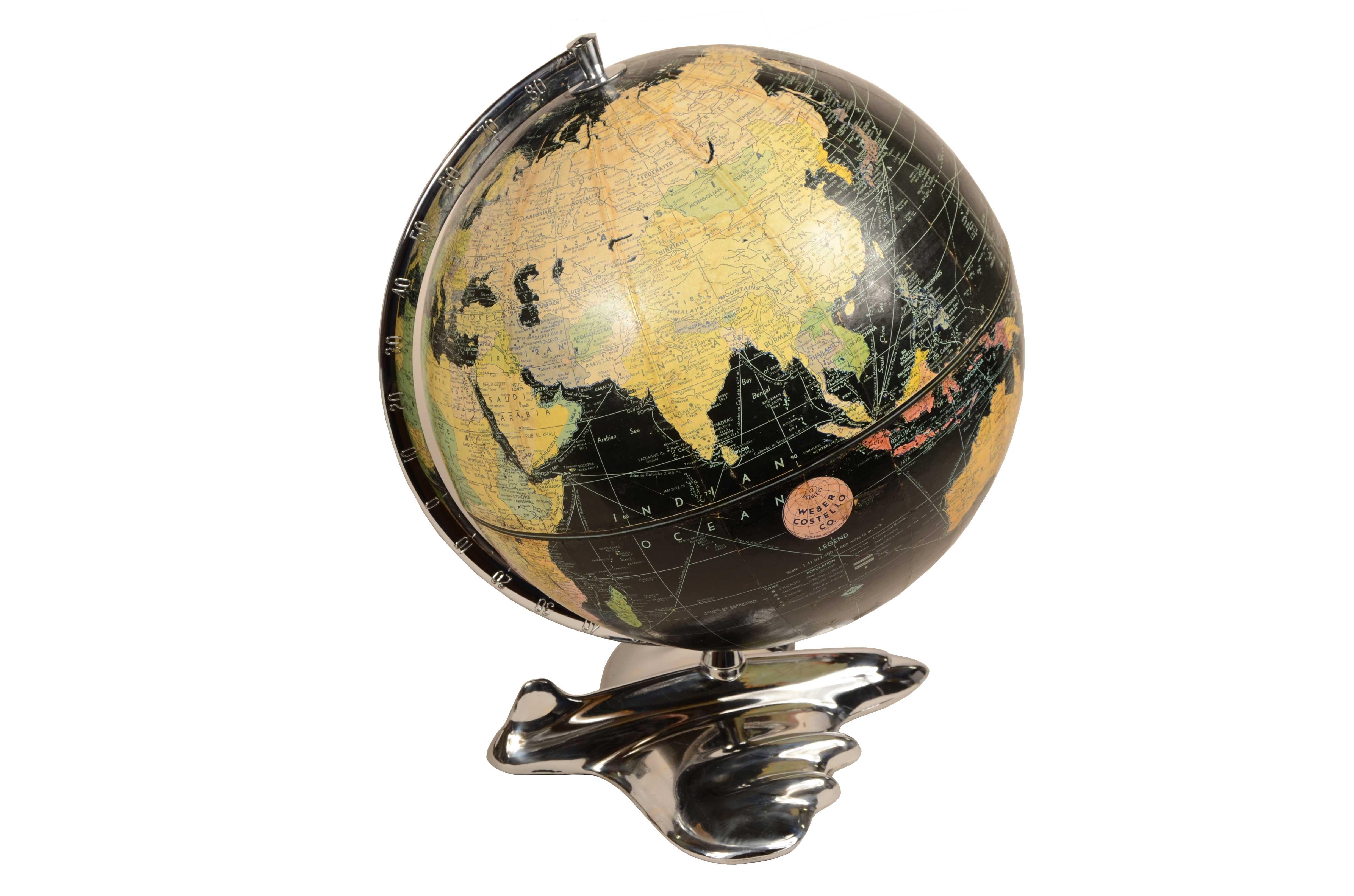 Political globe  tabletop with airplane-shaped base, published in 1949 by Weber Costello Co. Chicago Heights Illinois.
Papier-mâché sphere with black oceans and seas, in addition to the territorial map with vivid colors the main trade routes of the