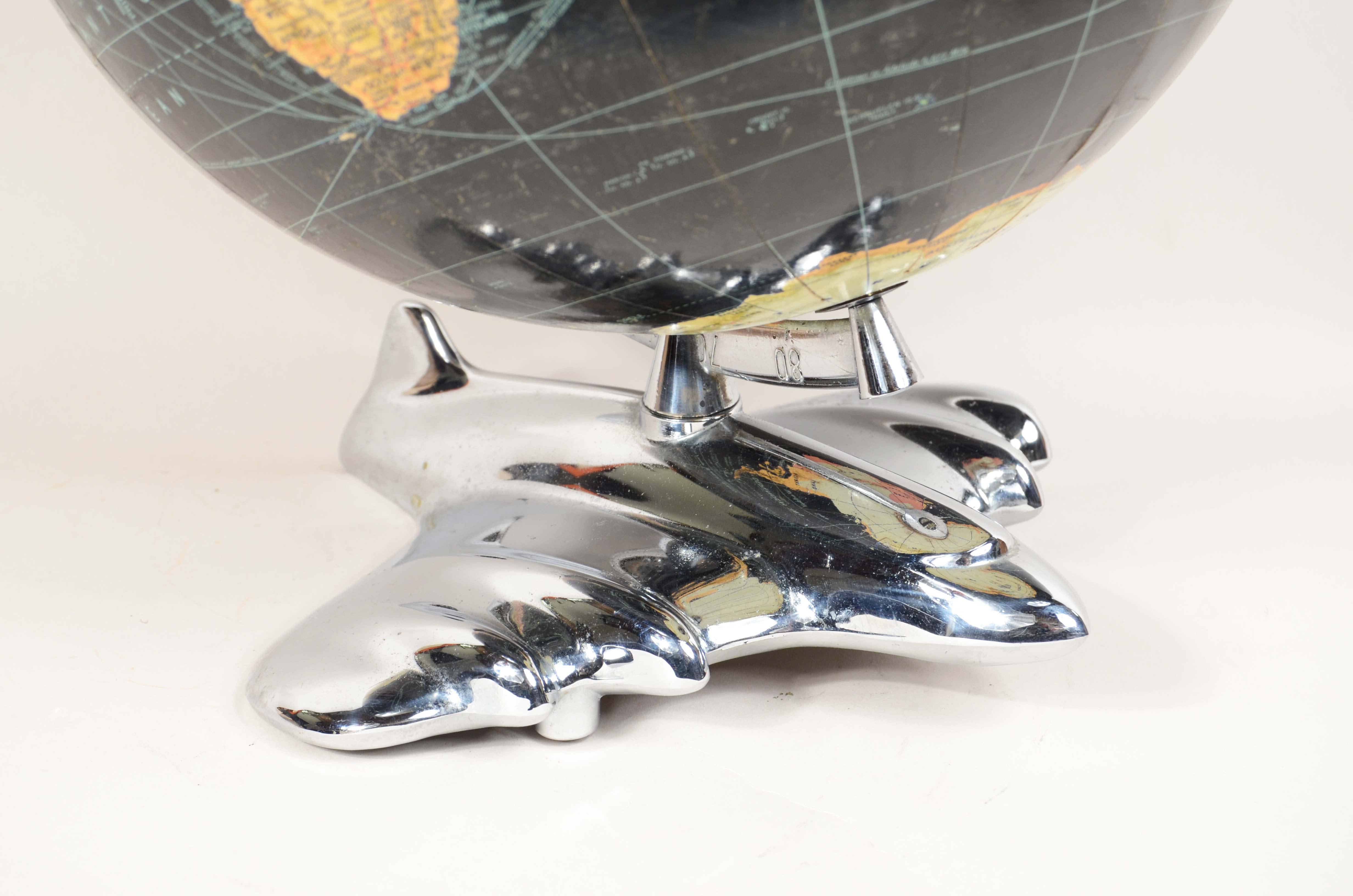 Earth globe with airplane-shaped base published in 1949 by Weber Costello Co.  In Good Condition For Sale In Milan, IT