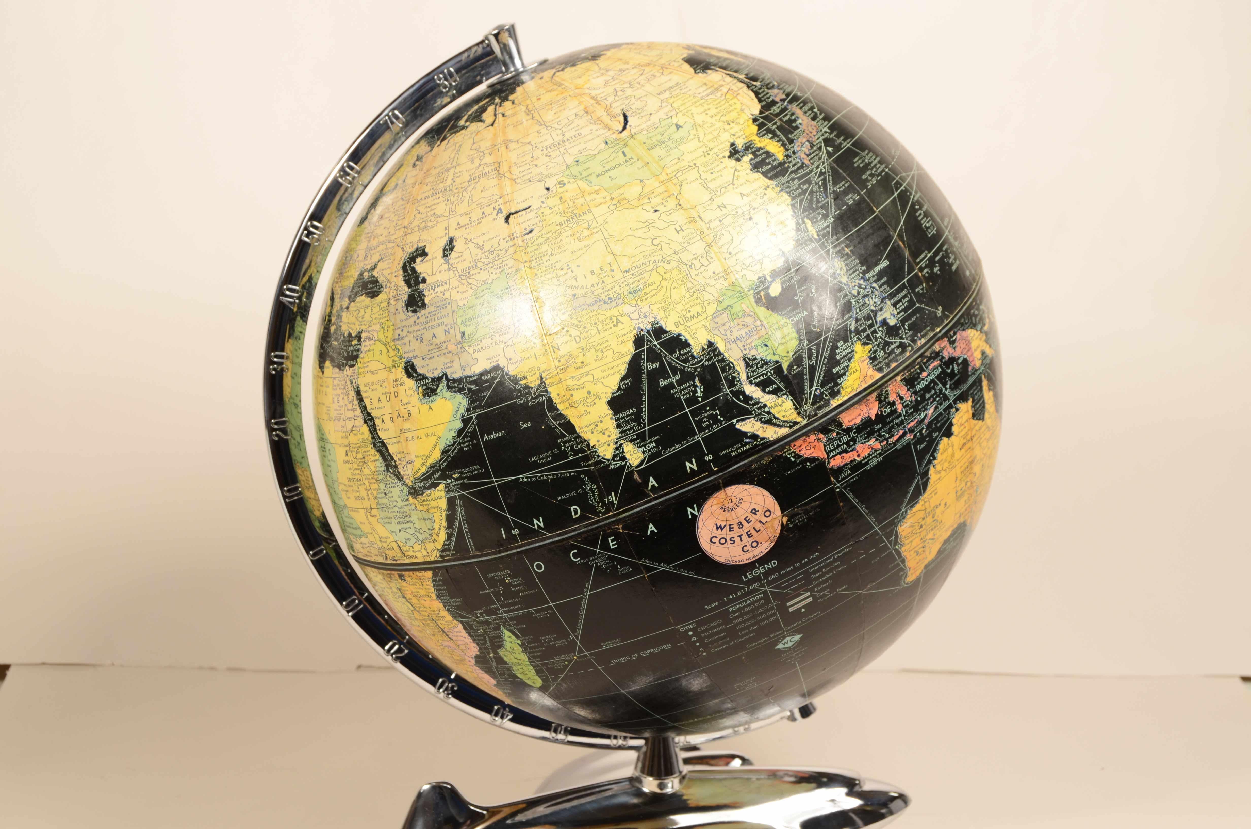 Earth globe with airplane-shaped base published in 1949 by Weber Costello Co. In Good Condition In Milan, IT