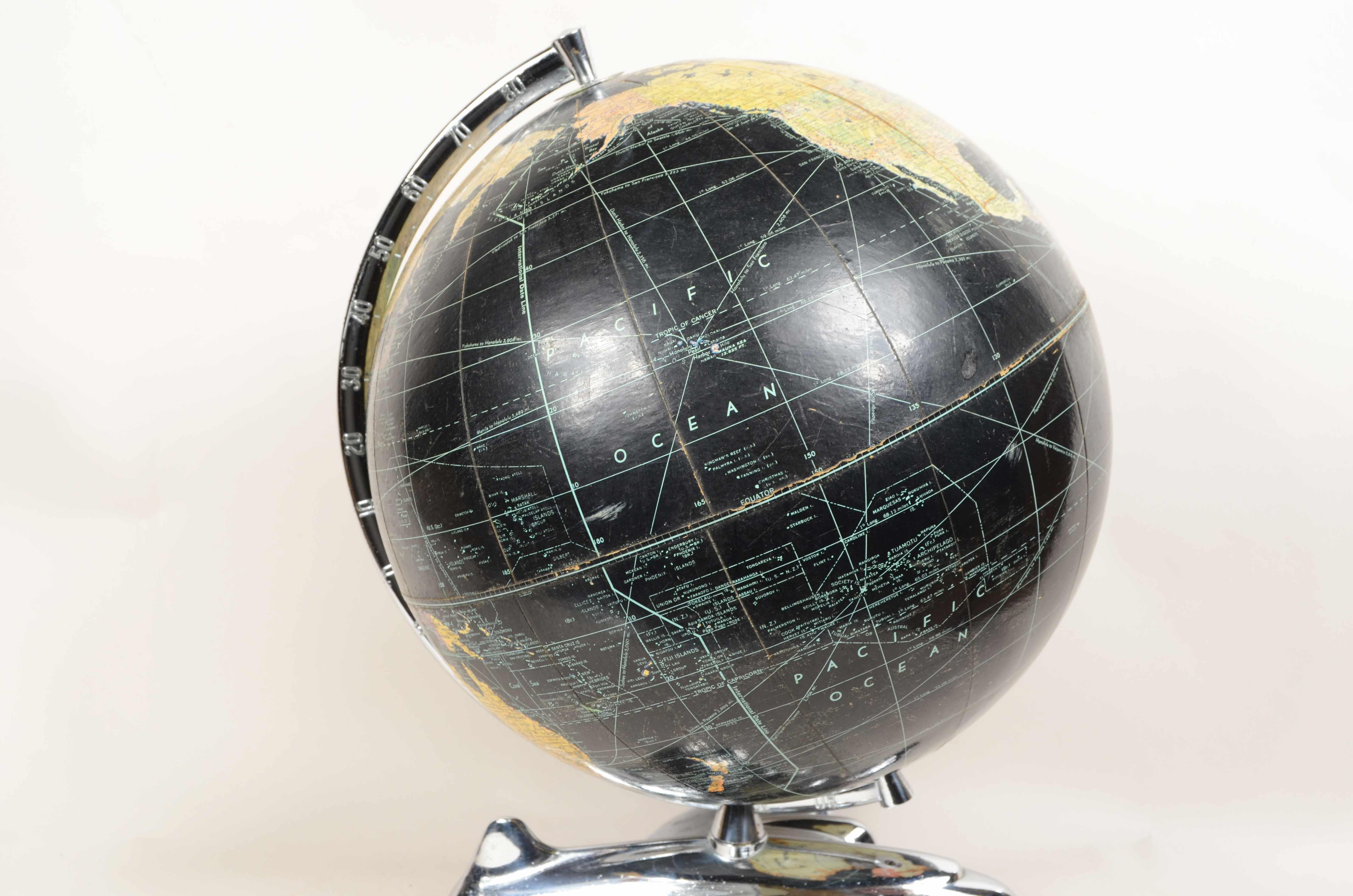 Globe terrestre avec base en forme d'avion publié en 1949 par Weber Costello Co.  en vente 2