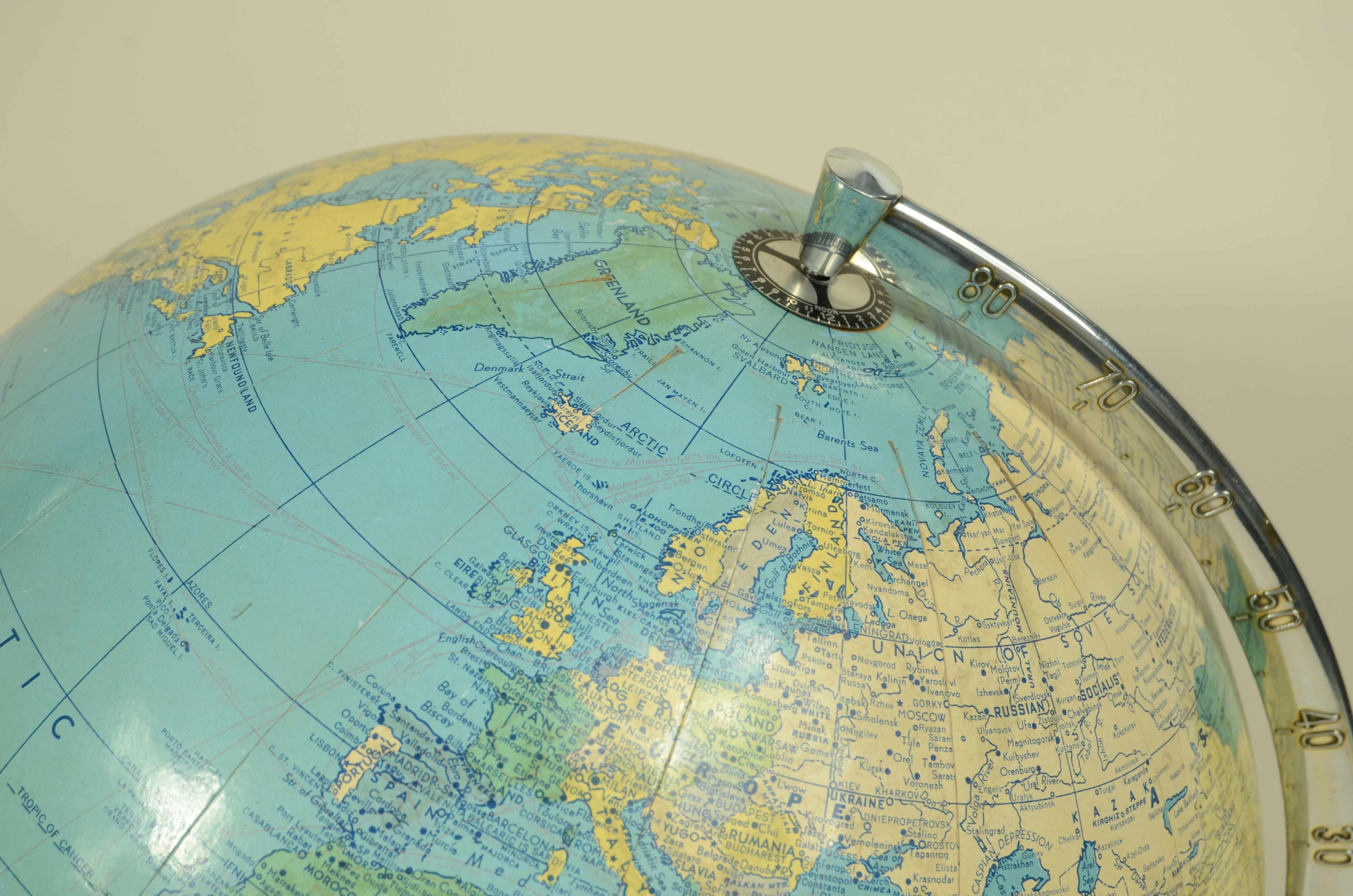 Globo terrestre con base a forma di aereo edito nel 1956 da Weber Costello Co in vendita 5