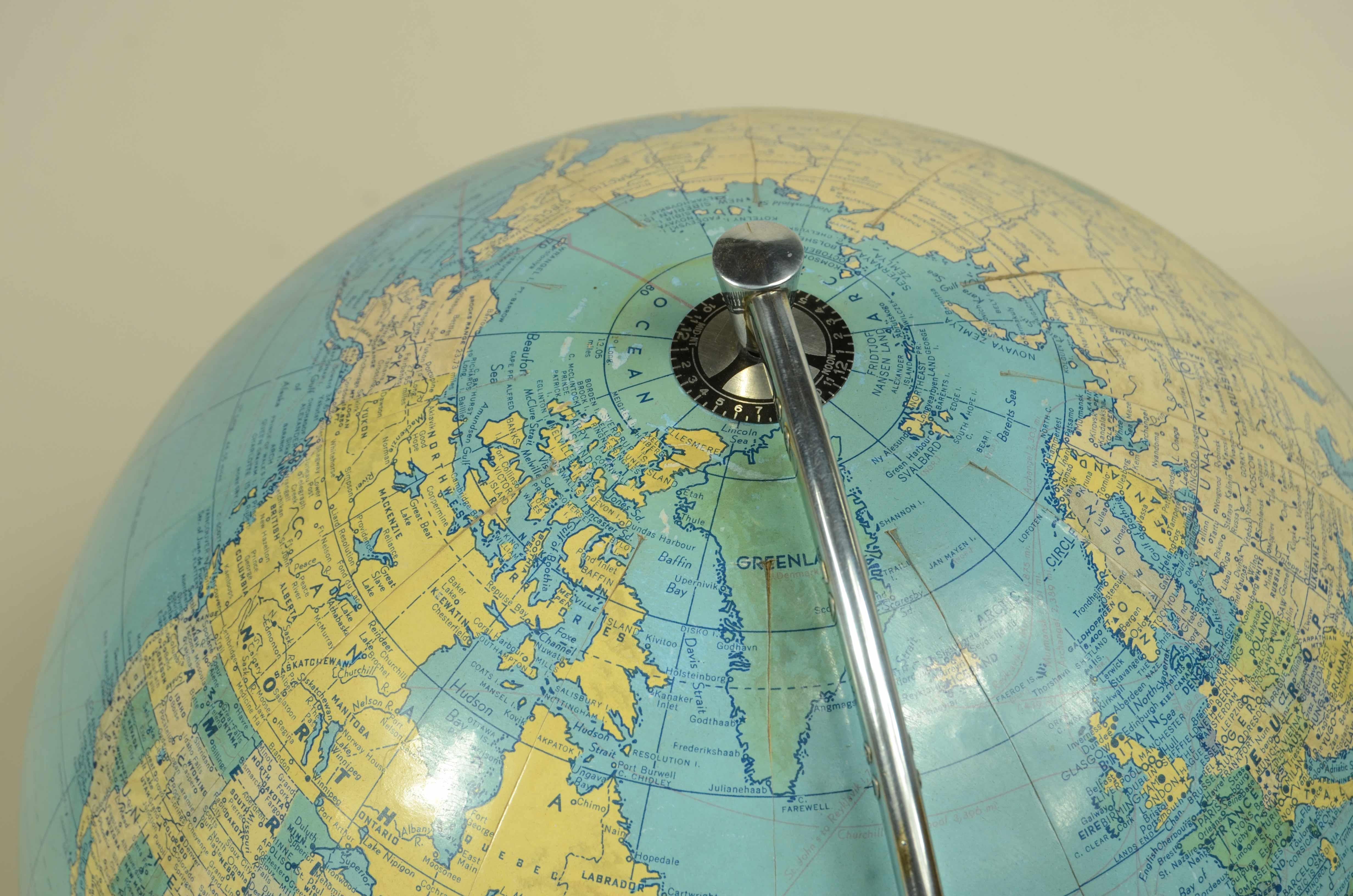 Globo terrestre con base a forma di aereo edito nel 1956 da Weber Costello Co in vendita 9