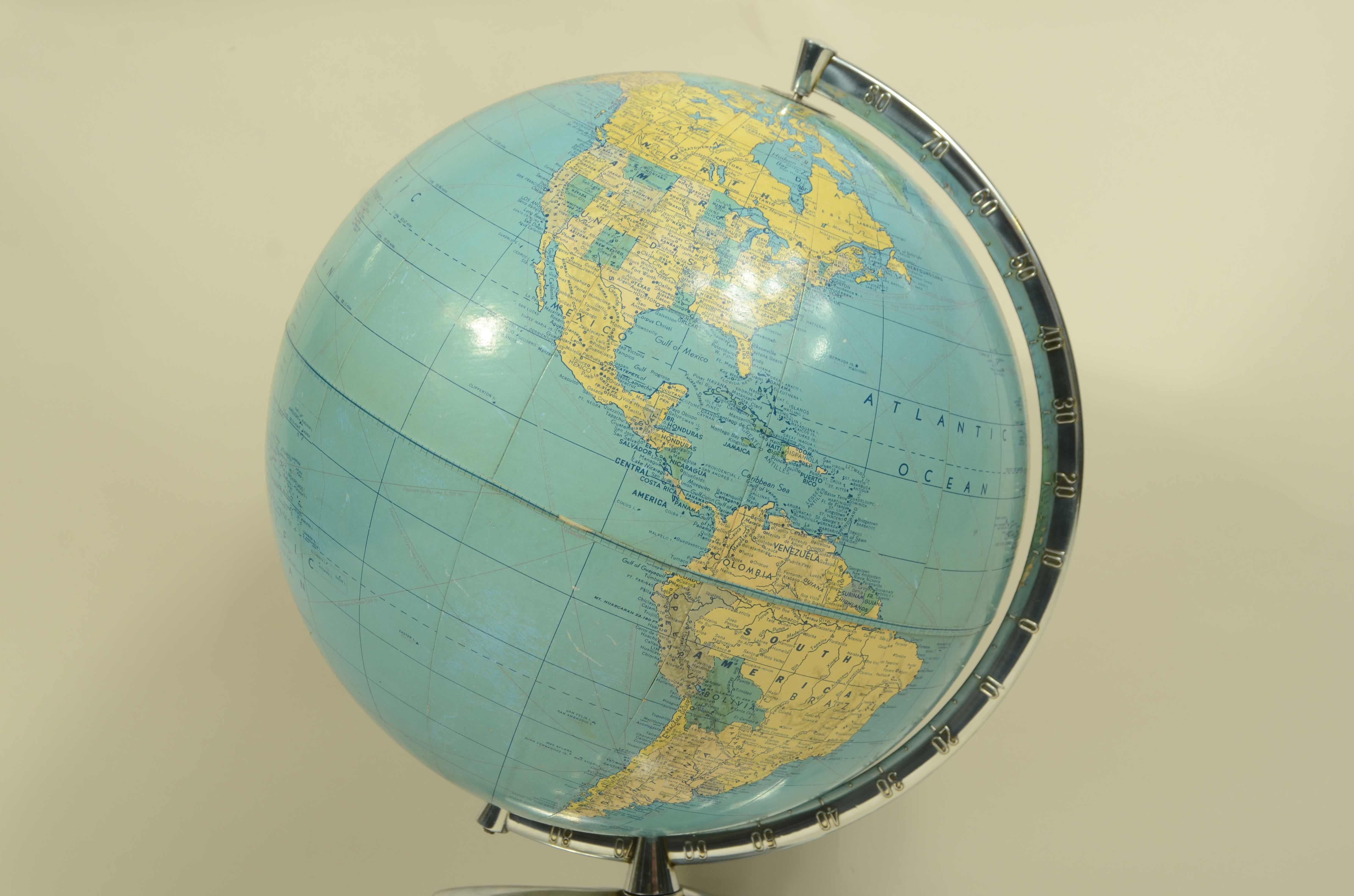 Globo terrestre con base a forma di aereo edito nel 1956 da Weber Costello Co in vendita 10