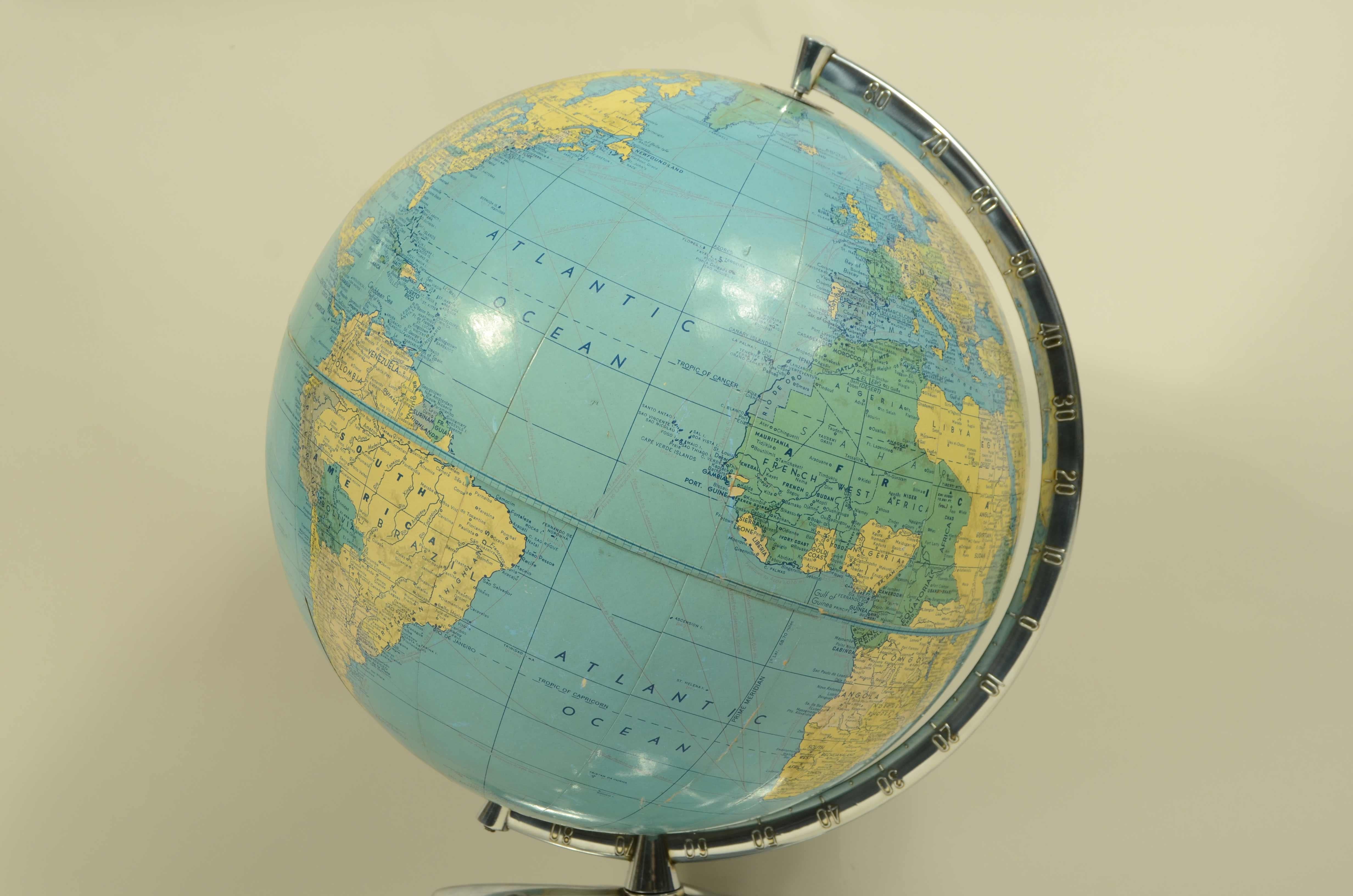 Globo terrestre con base a forma di aereo edito nel 1956 da Weber Costello Co in vendita 11