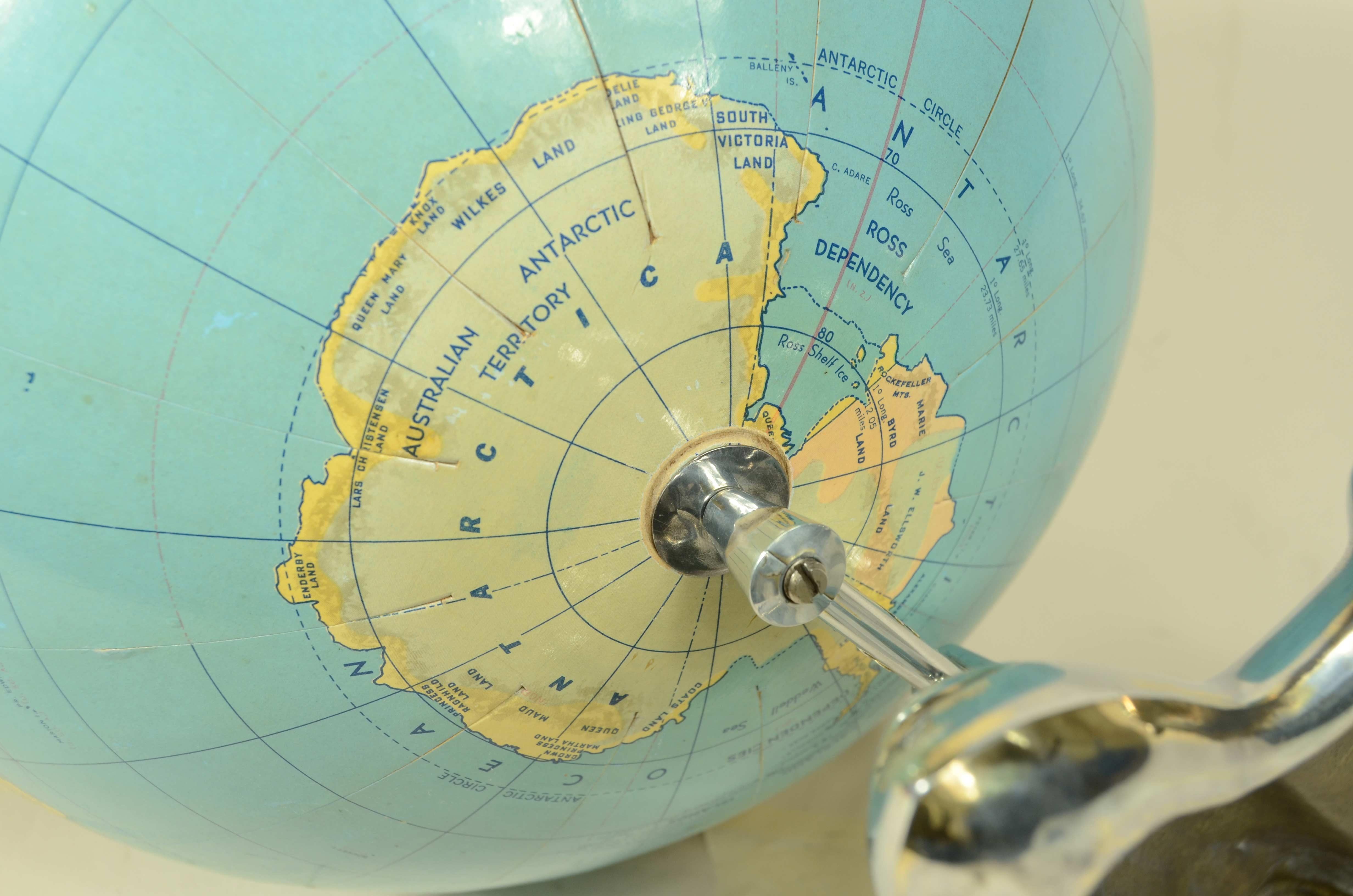 Globo terrestre con base a forma di aereo edito nel 1956 da Weber Costello Co in vendita 15