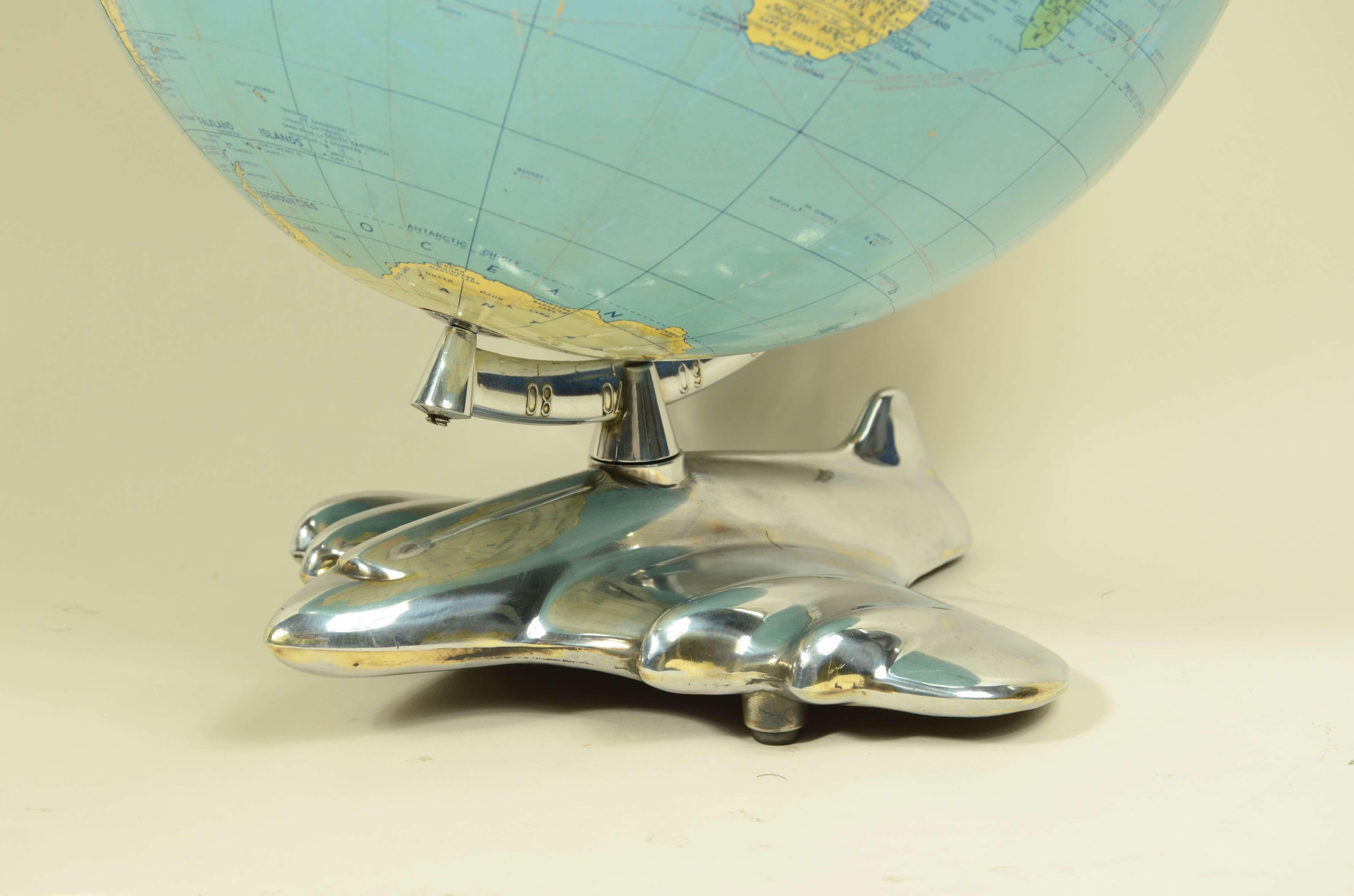Globo terrestre con base a forma di aereo edito nel 1956 da Weber Costello Co in vendita 1