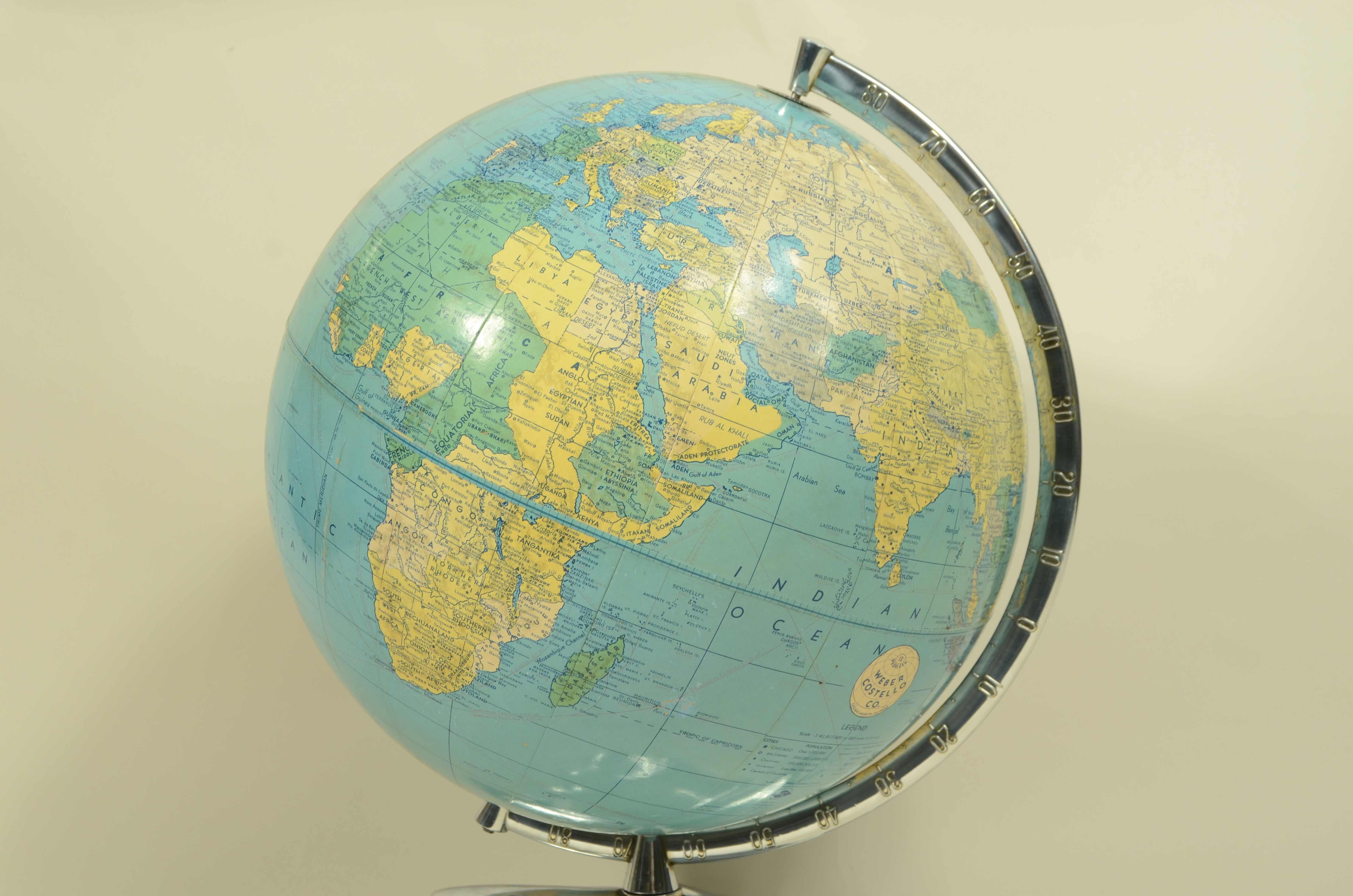 Globo terrestre con base a forma di aereo edito nel 1956 da Weber Costello Co in vendita 2